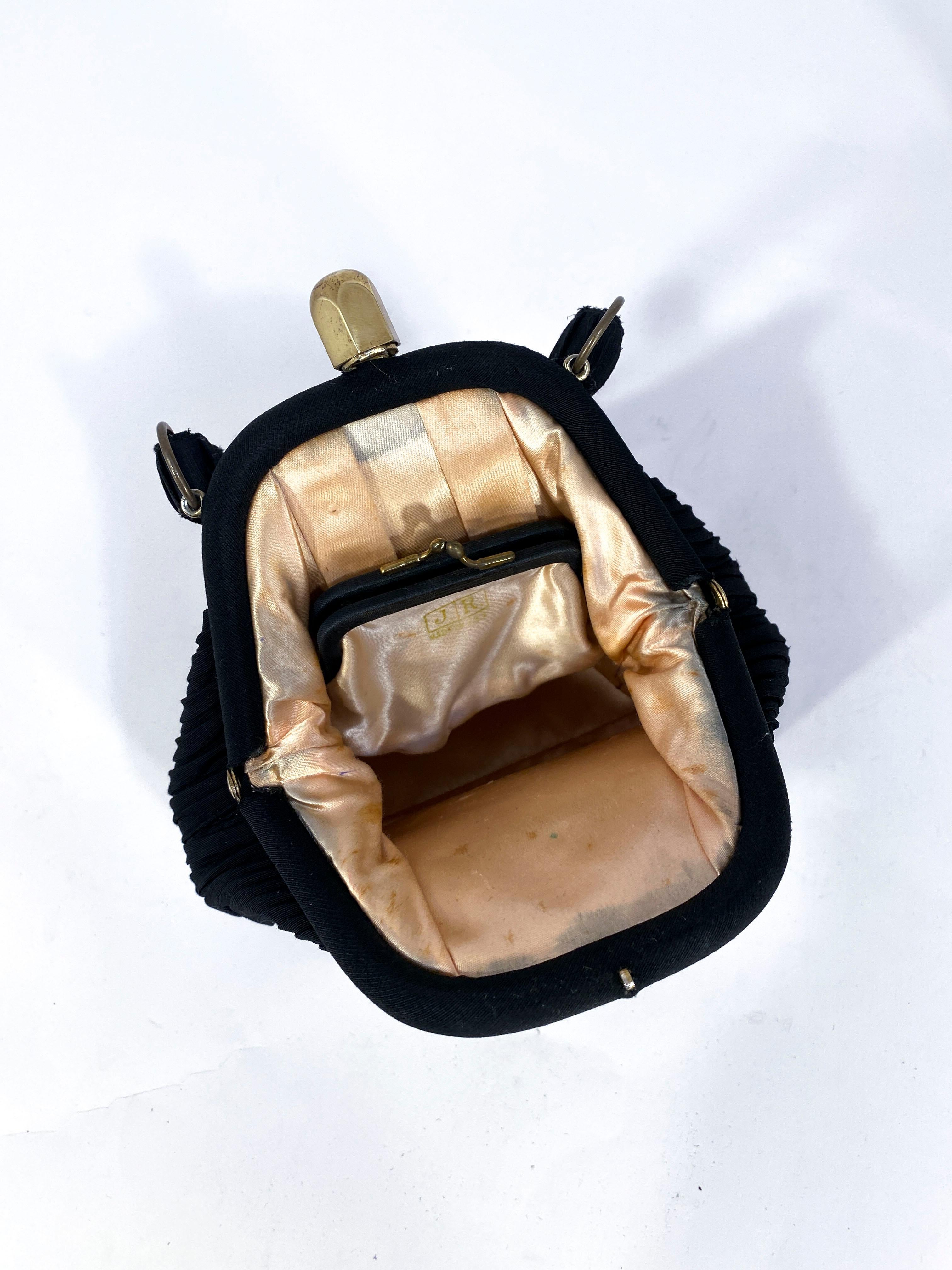 1930er Jahre Schwarz Art Deco Handtasche mit dekorativen Plissee im Angebot 2
