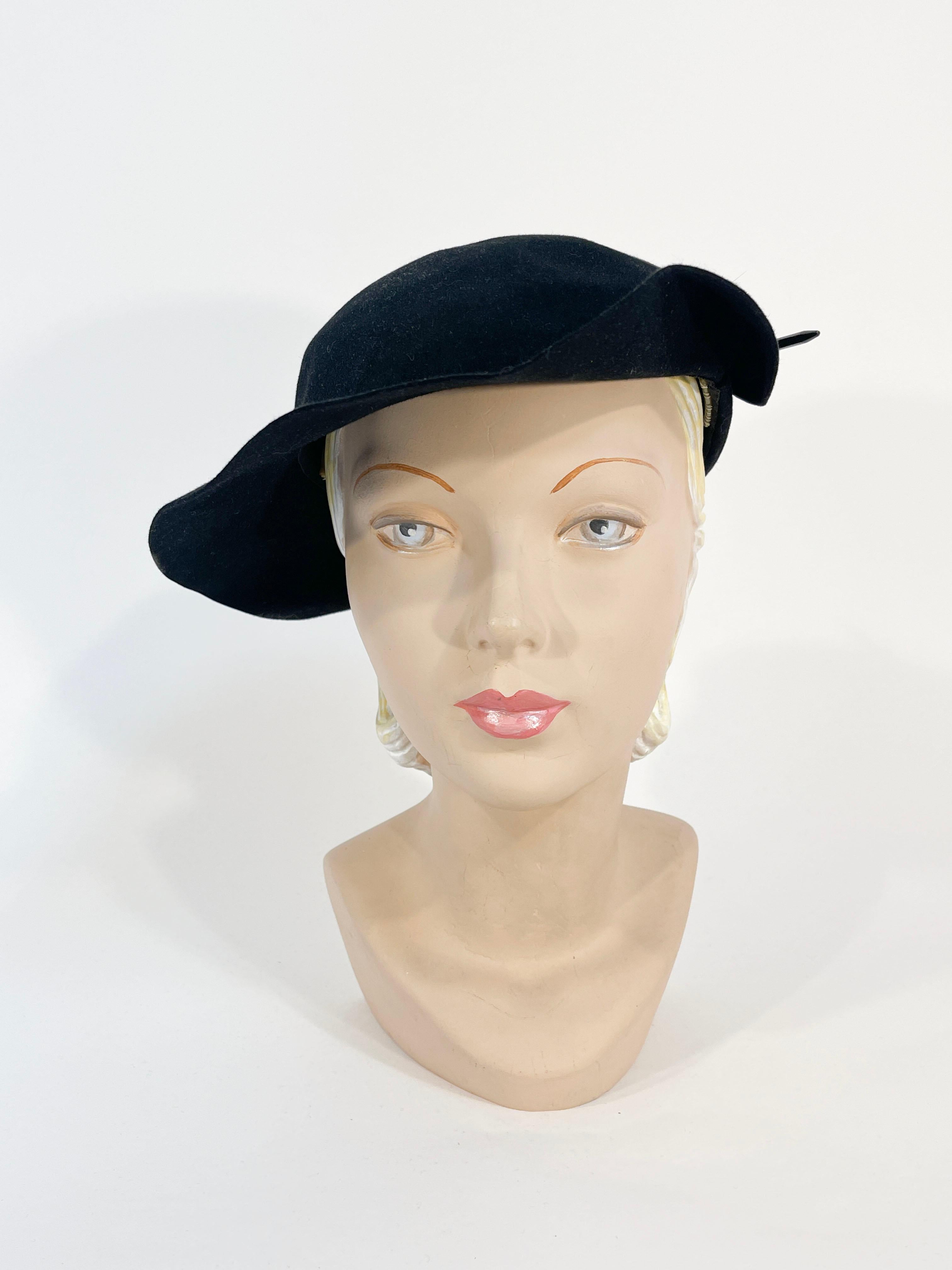 Beige Chapeau de feutre noir asymétrique des années 1930 avec épingle en plumes de celluloïd en vente