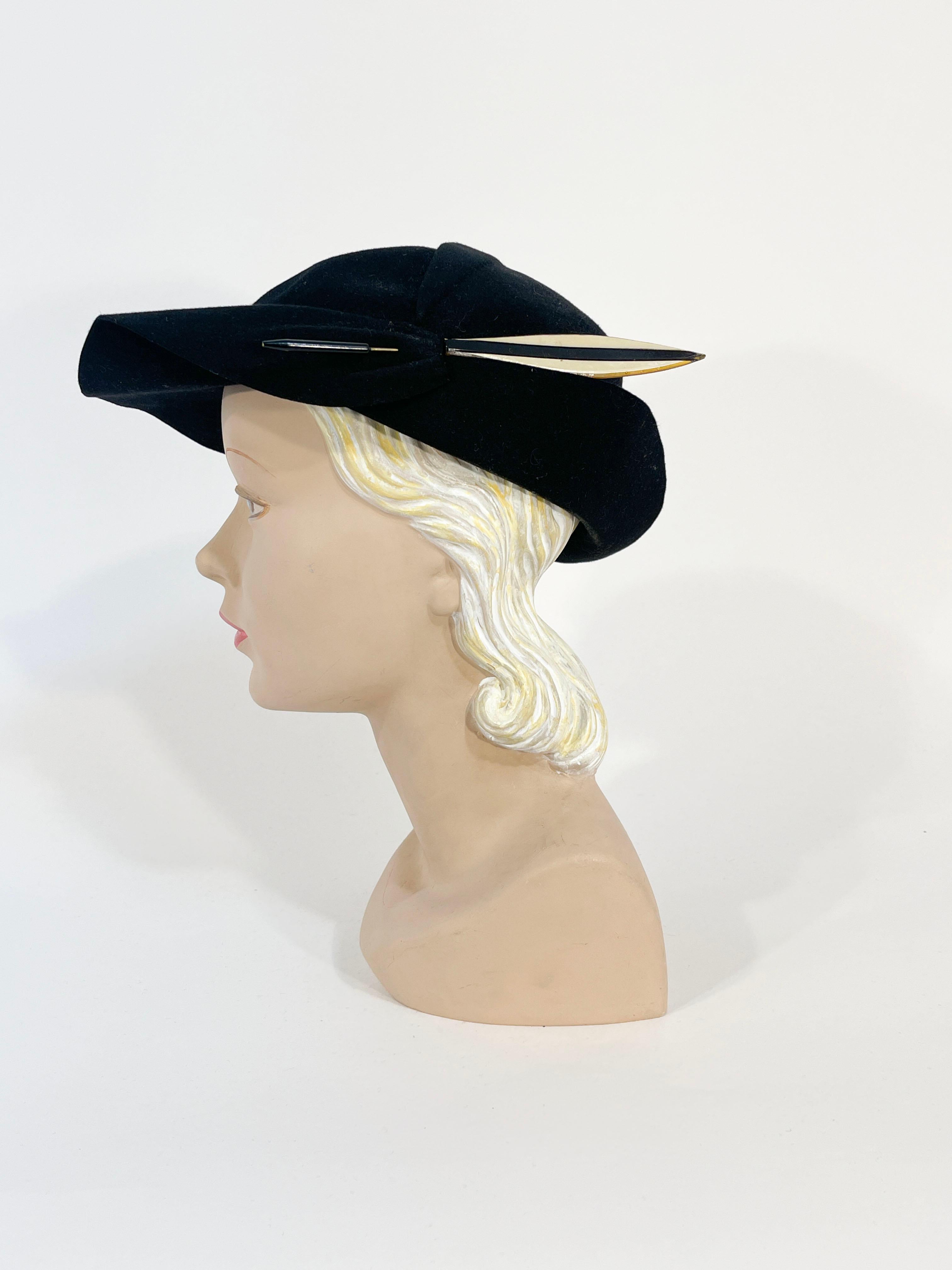 Chapeau de feutre noir asymétrique des années 1930 avec épingle en plumes de celluloïd Bon état - En vente à San Francisco, CA