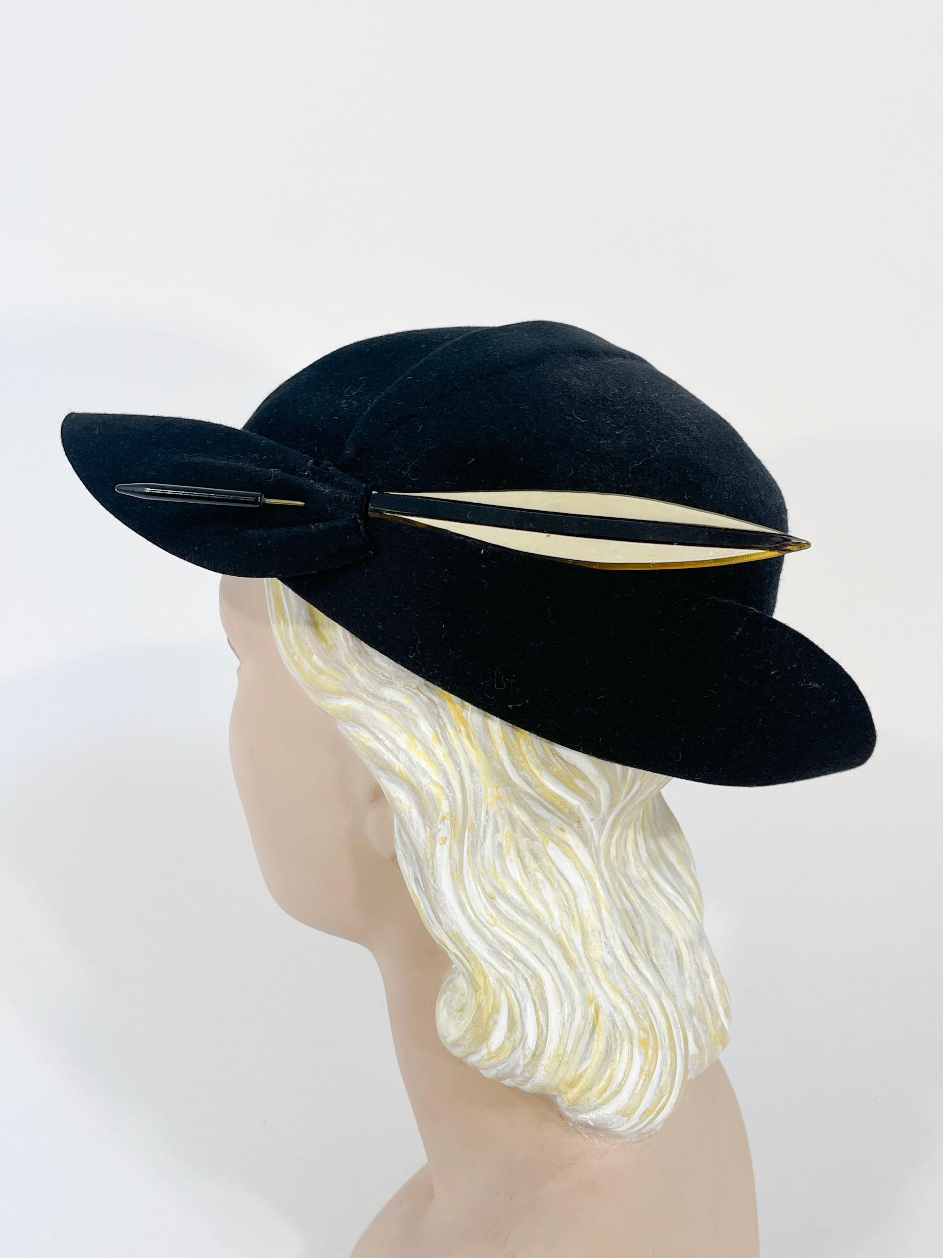 Chapeau de feutre noir asymétrique des années 1930 avec épingle en plumes de celluloïd Pour femmes en vente