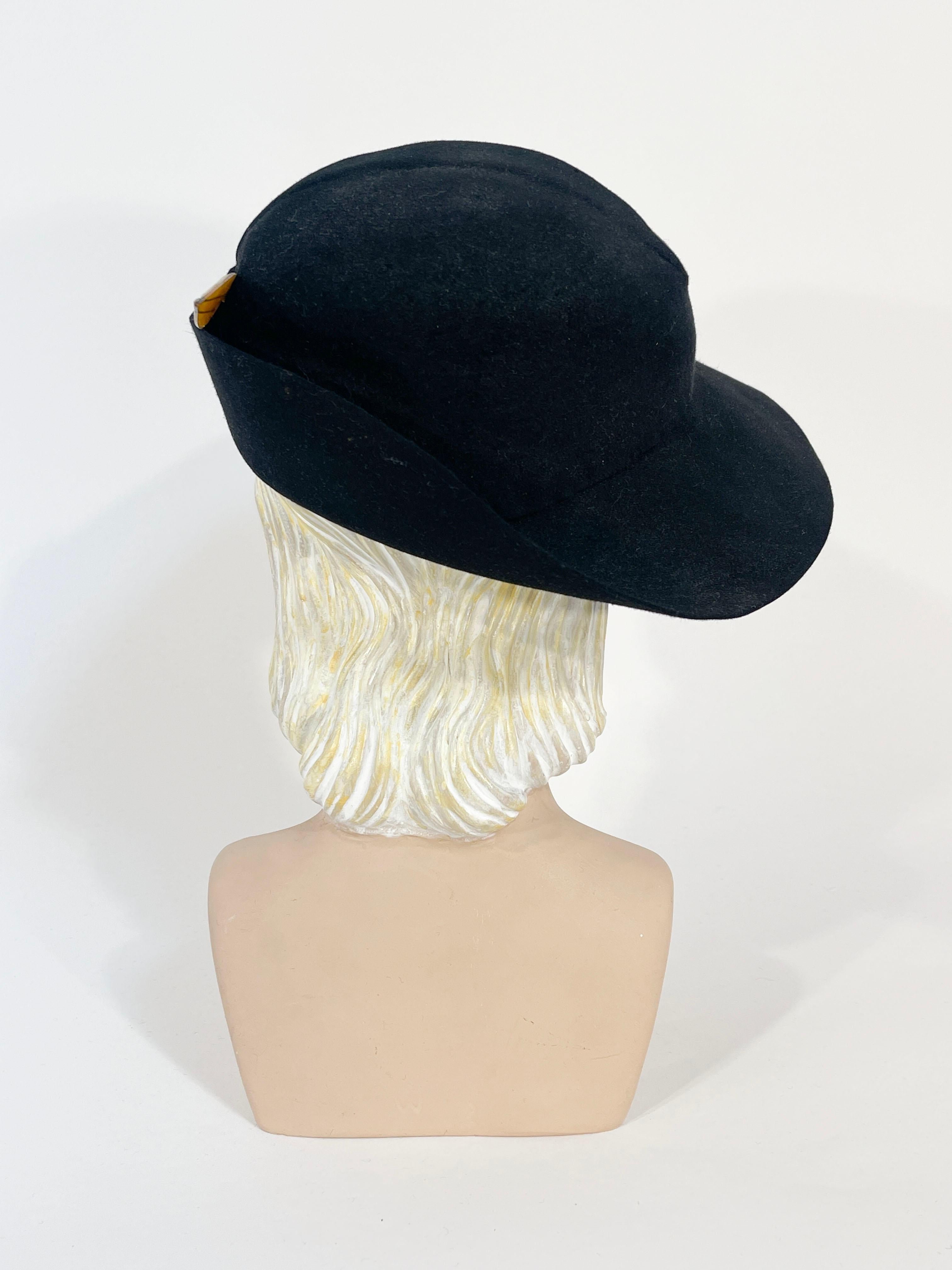 Chapeau de feutre noir asymétrique des années 1930 avec épingle en plumes de celluloïd en vente 1