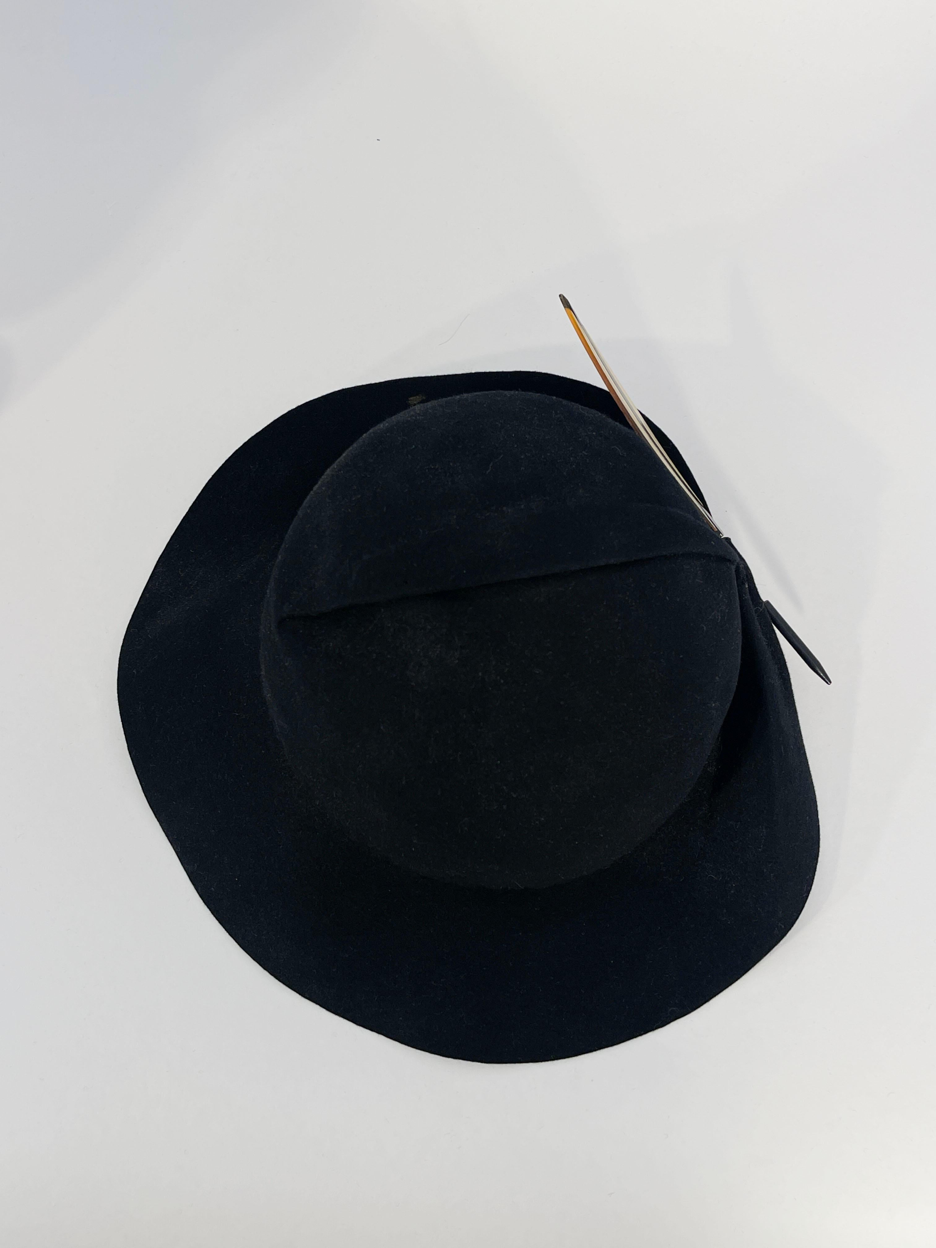 Chapeau de feutre noir asymétrique des années 1930 avec épingle en plumes de celluloïd en vente 2