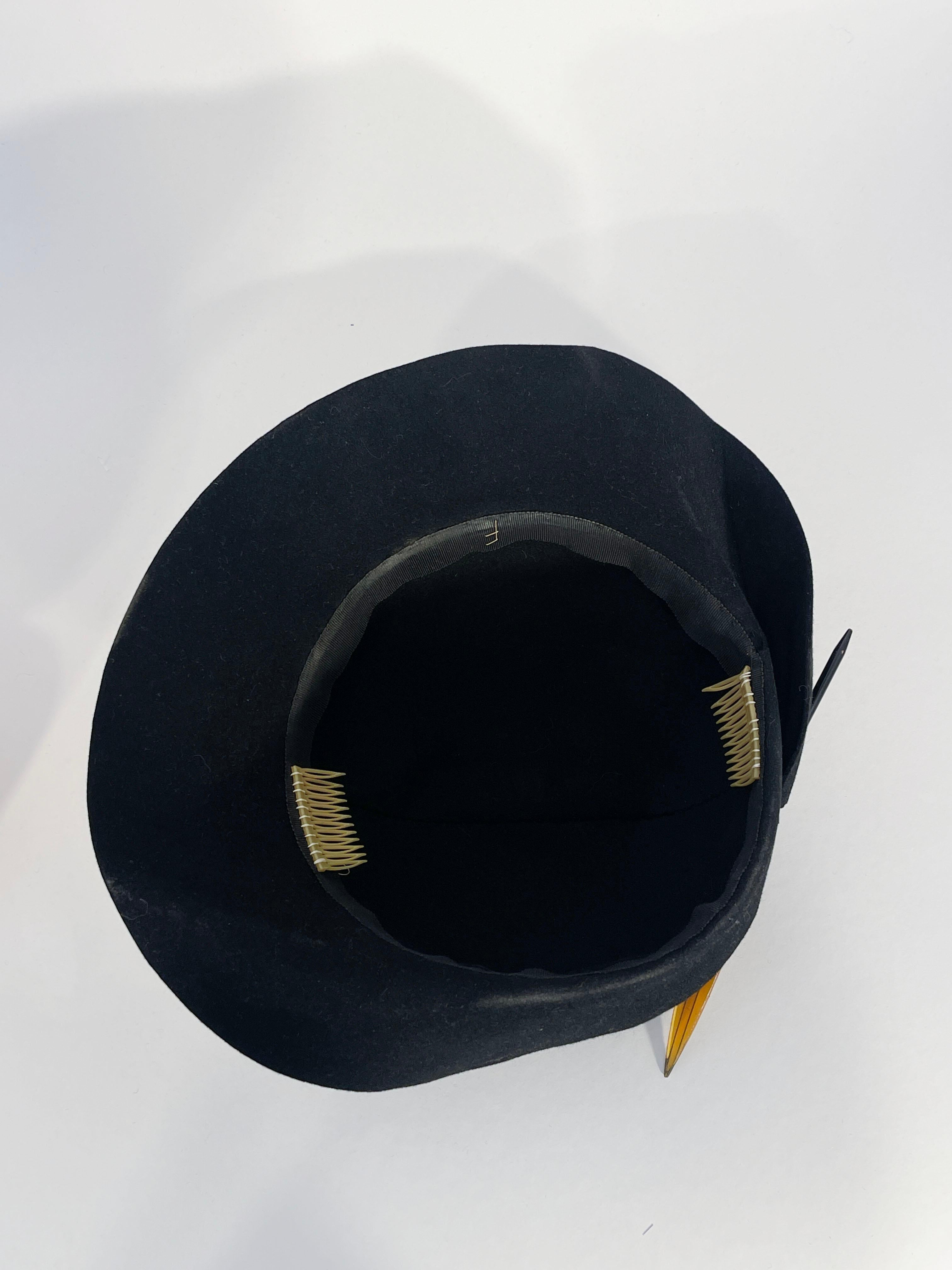 Chapeau de feutre noir asymétrique des années 1930 avec épingle en plumes de celluloïd en vente 3