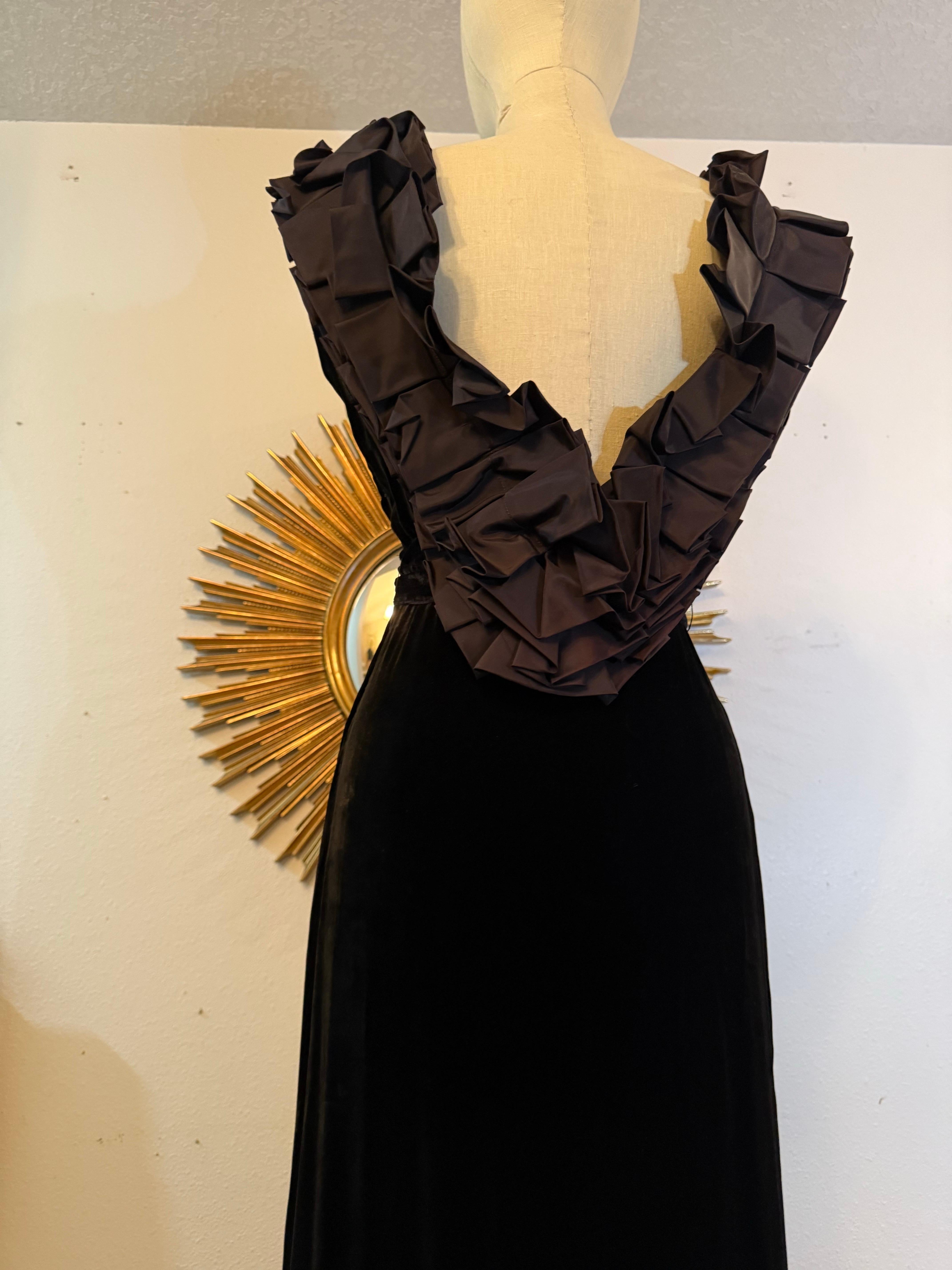 Abito in velluto di seta nero tagliato in sbieco degli anni '30 con scollatura a pieghe e schiena bassa in vendita 7