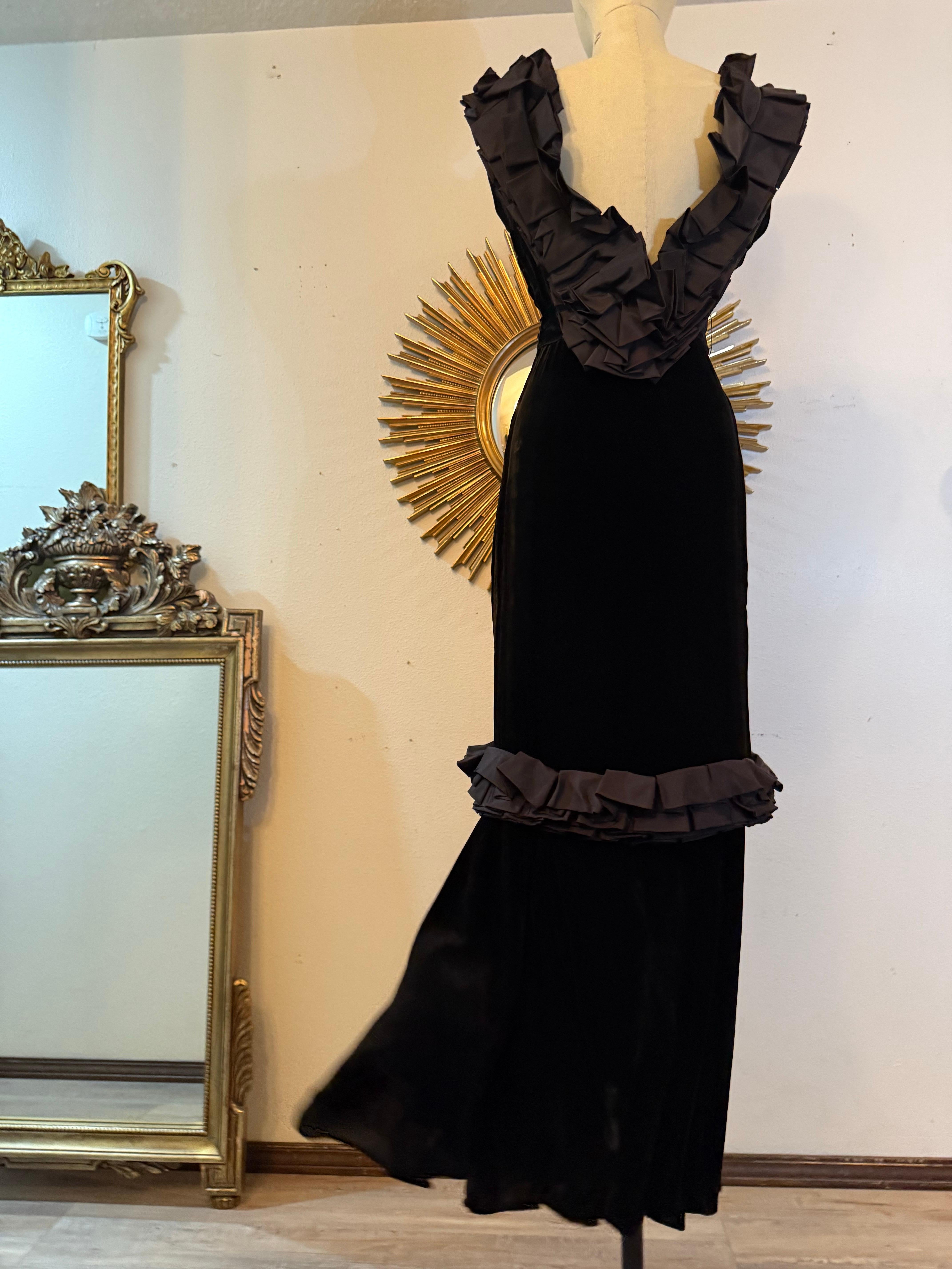 Abito in velluto di seta nero tagliato in sbieco degli anni '30 con scollatura a pieghe e schiena bassa in vendita 9