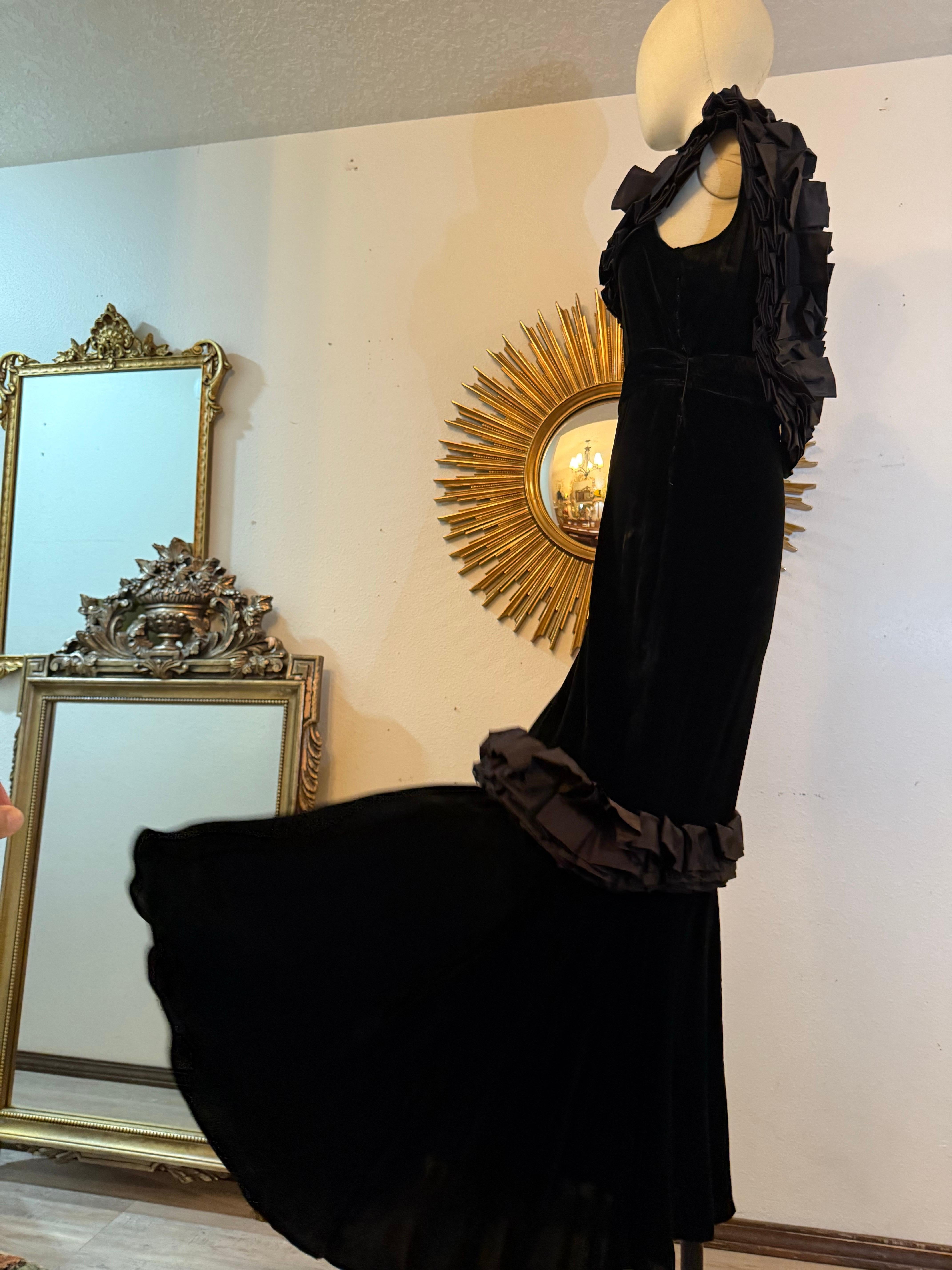 Abito in velluto di seta nero tagliato in sbieco degli anni '30 con scollatura a pieghe e schiena bassa in vendita 10