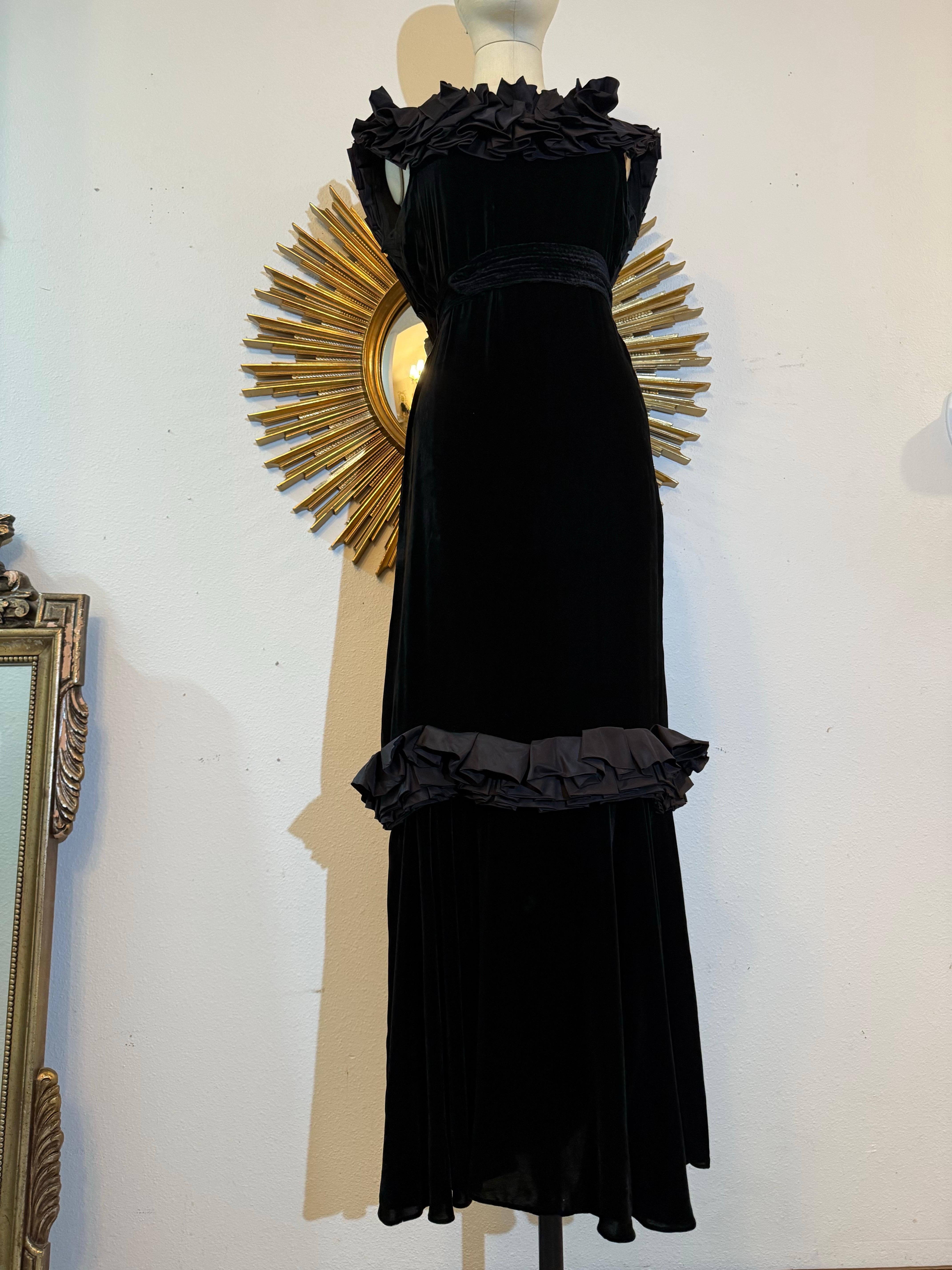 Abito in velluto di seta nero tagliato in sbieco del 1930 con scollatura a pieghe e schiena bassa:  Un abito autentico degli anni '30, difficilmente reperibile, che sembra uscito da un film di Jean Harlow! Schiena bassissima e scollata con una