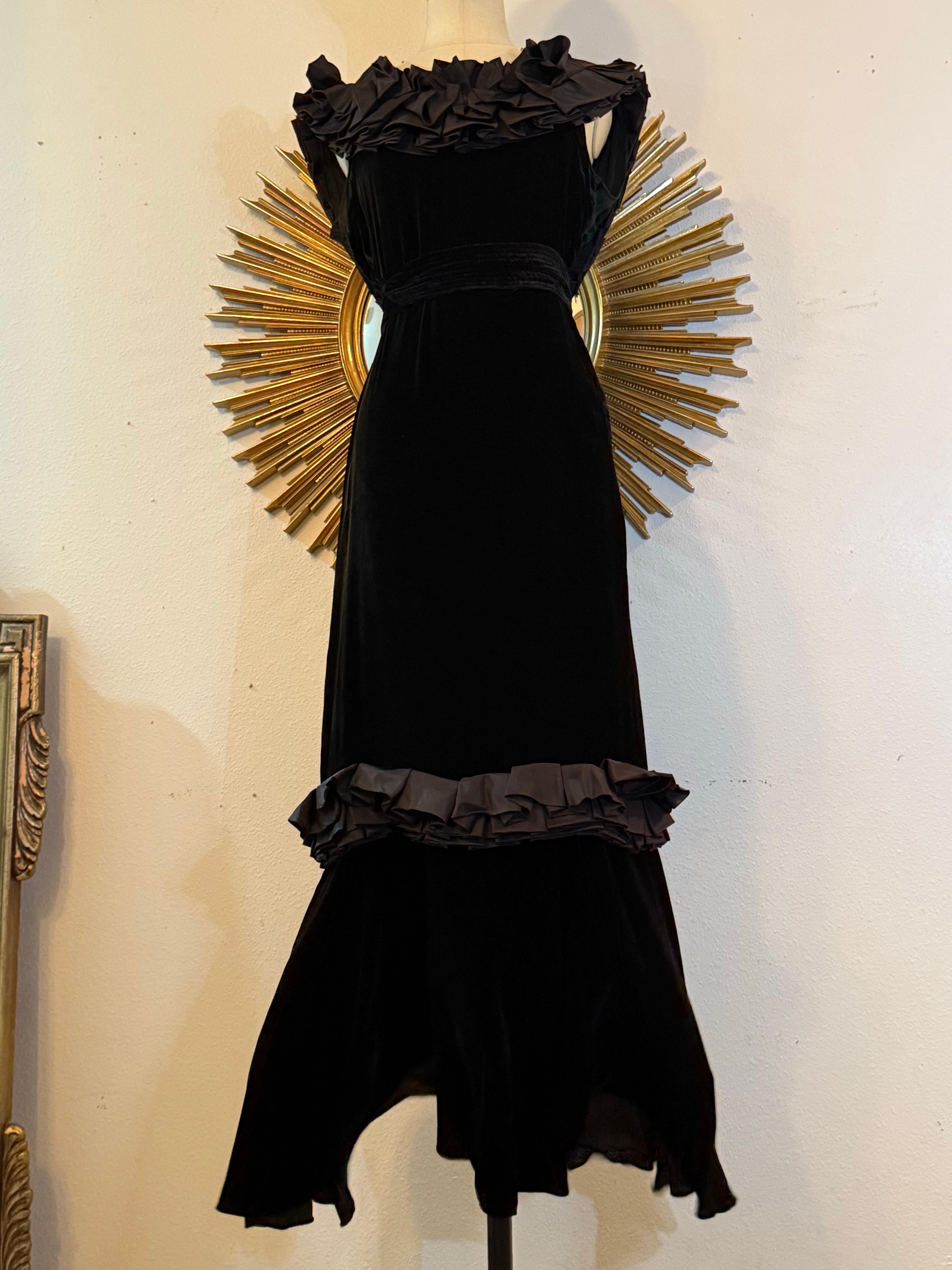 Nero Abito in velluto di seta nero tagliato in sbieco degli anni '30 con scollatura a pieghe e schiena bassa in vendita