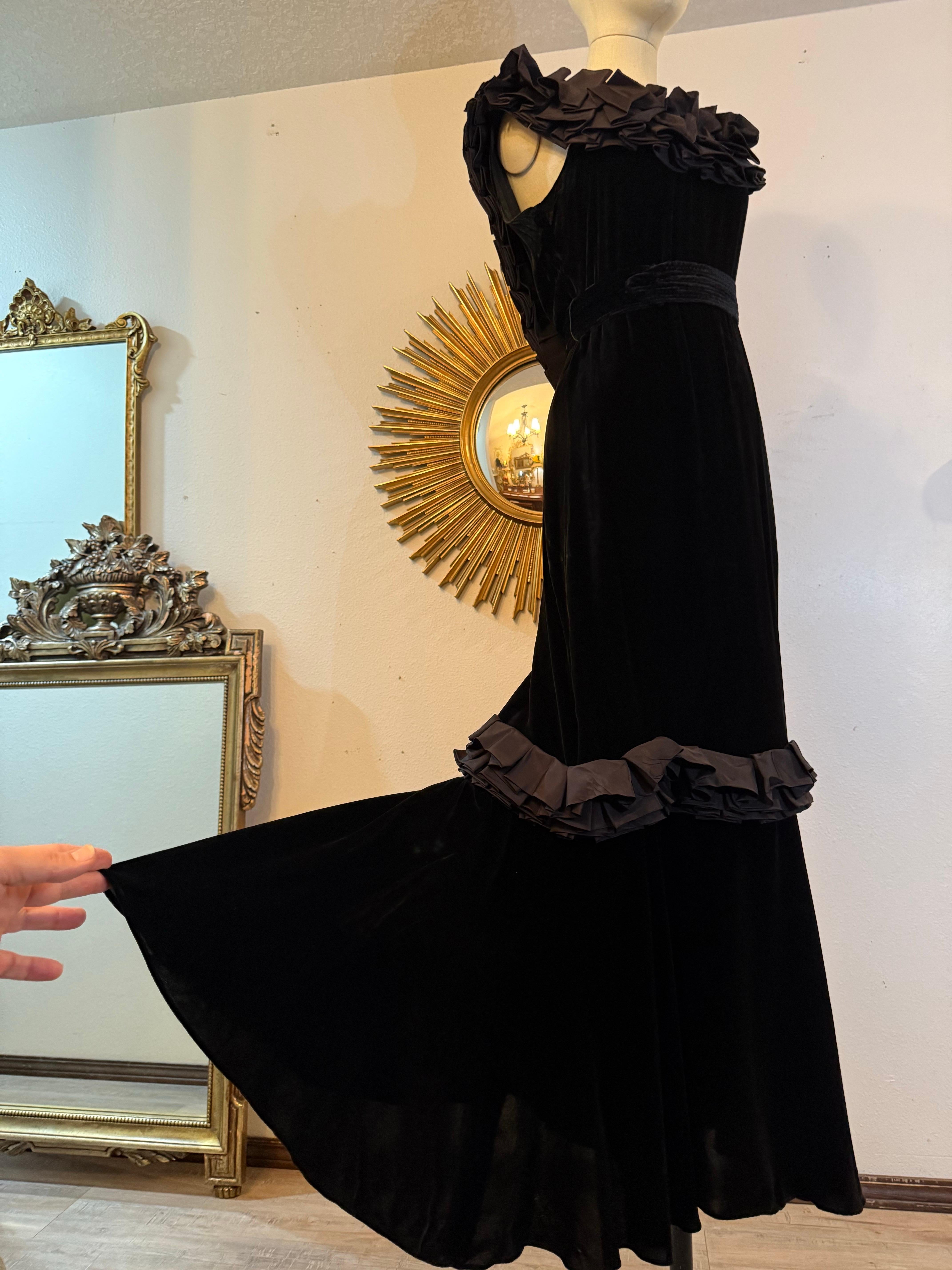 Abito in velluto di seta nero tagliato in sbieco degli anni '30 con scollatura a pieghe e schiena bassa In condizioni ottime in vendita a Gresham, OR