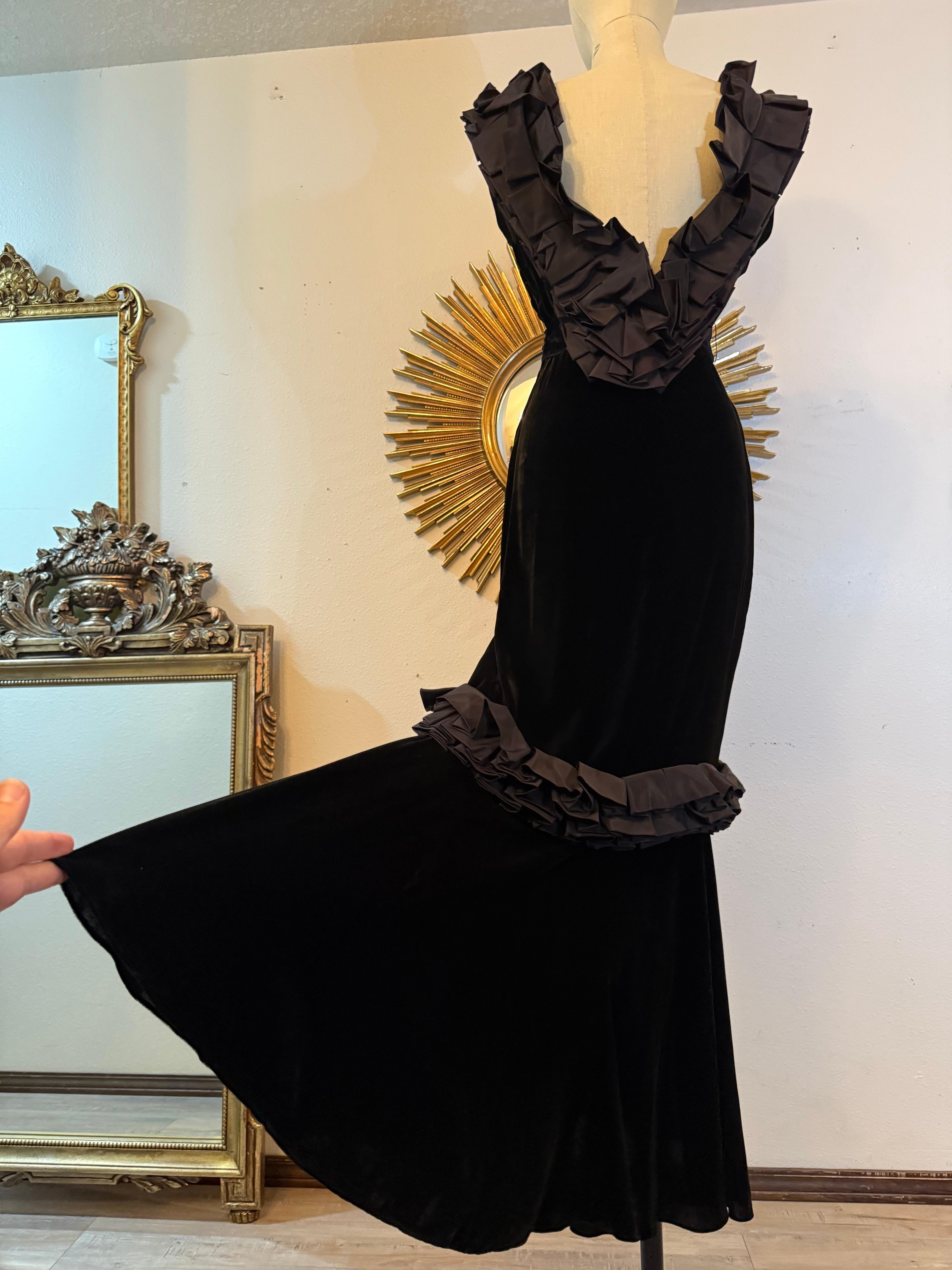 Donna Abito in velluto di seta nero tagliato in sbieco degli anni '30 con scollatura a pieghe e schiena bassa in vendita