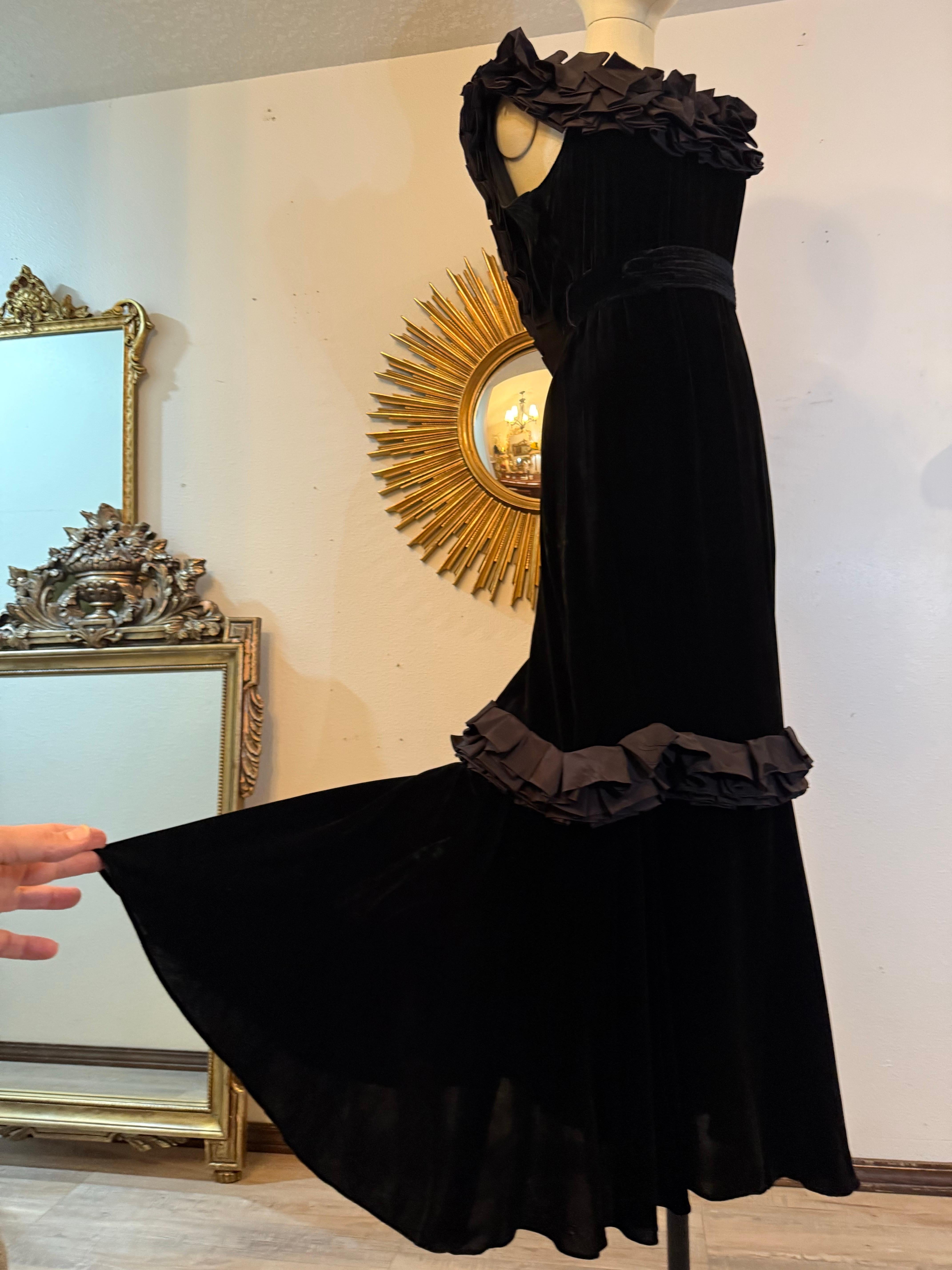 Abito in velluto di seta nero tagliato in sbieco degli anni '30 con scollatura a pieghe e schiena bassa in vendita 1