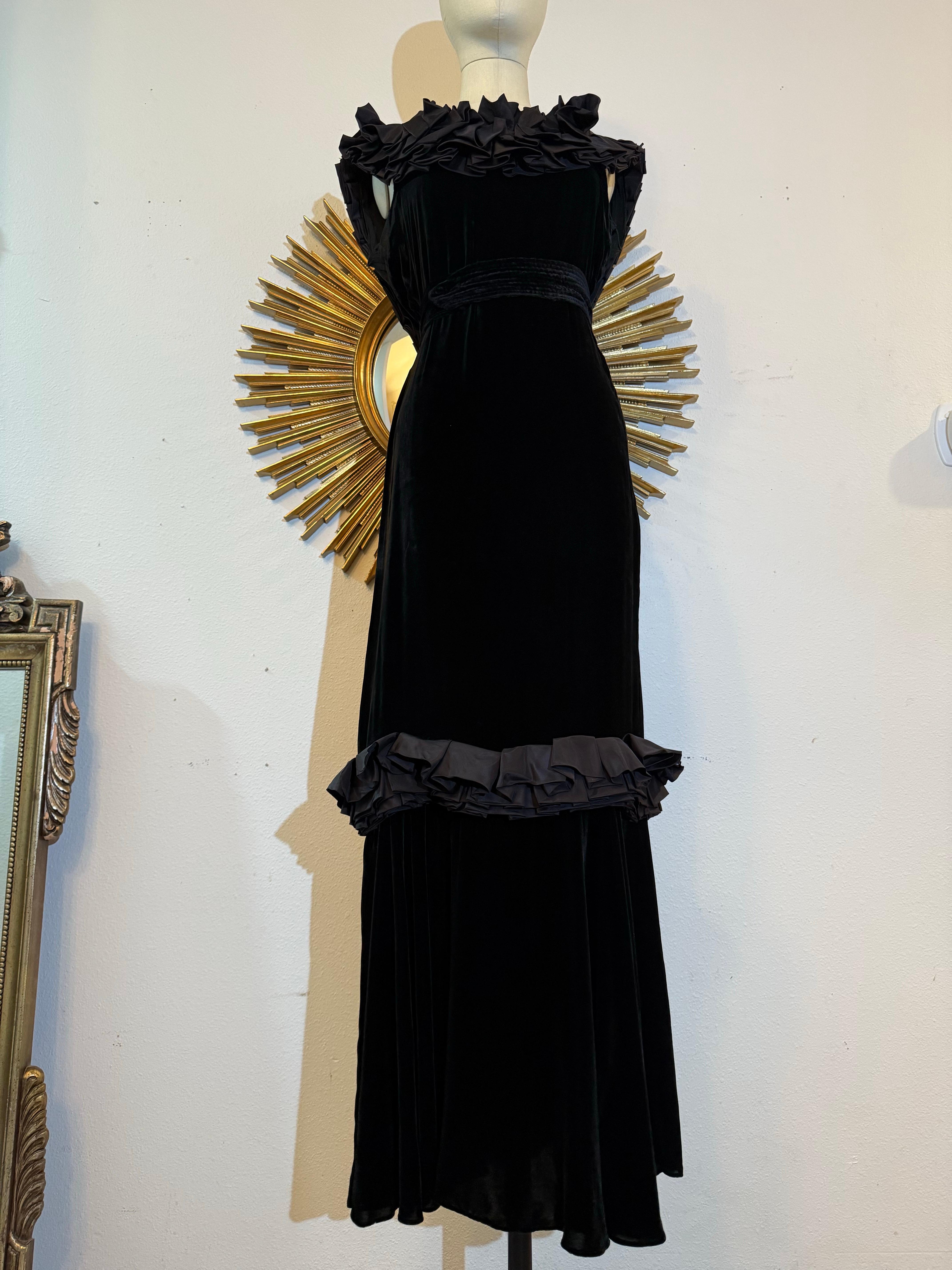 Abito in velluto di seta nero tagliato in sbieco degli anni '30 con scollatura a pieghe e schiena bassa in vendita 3