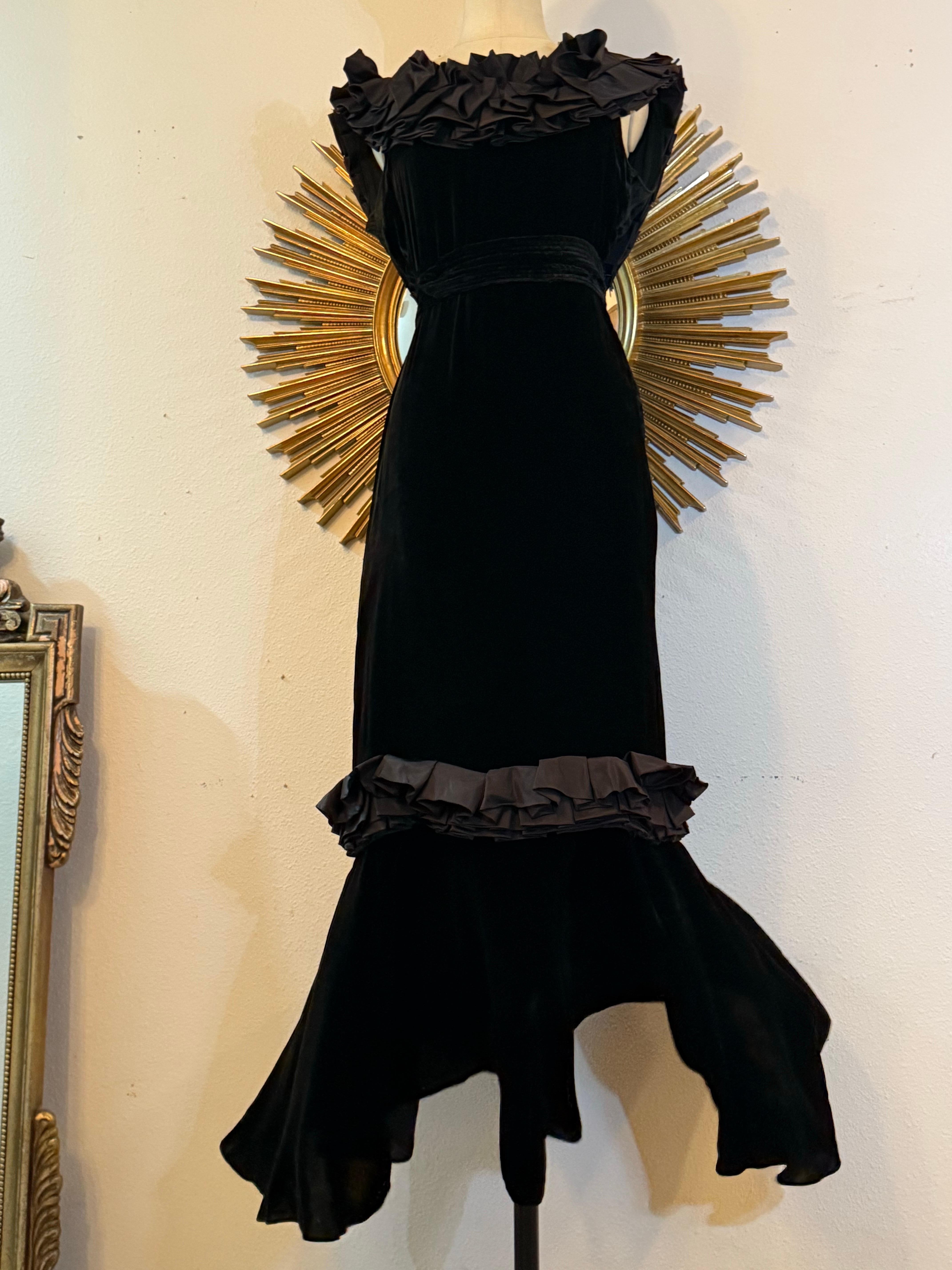 Abito in velluto di seta nero tagliato in sbieco degli anni '30 con scollatura a pieghe e schiena bassa in vendita 4