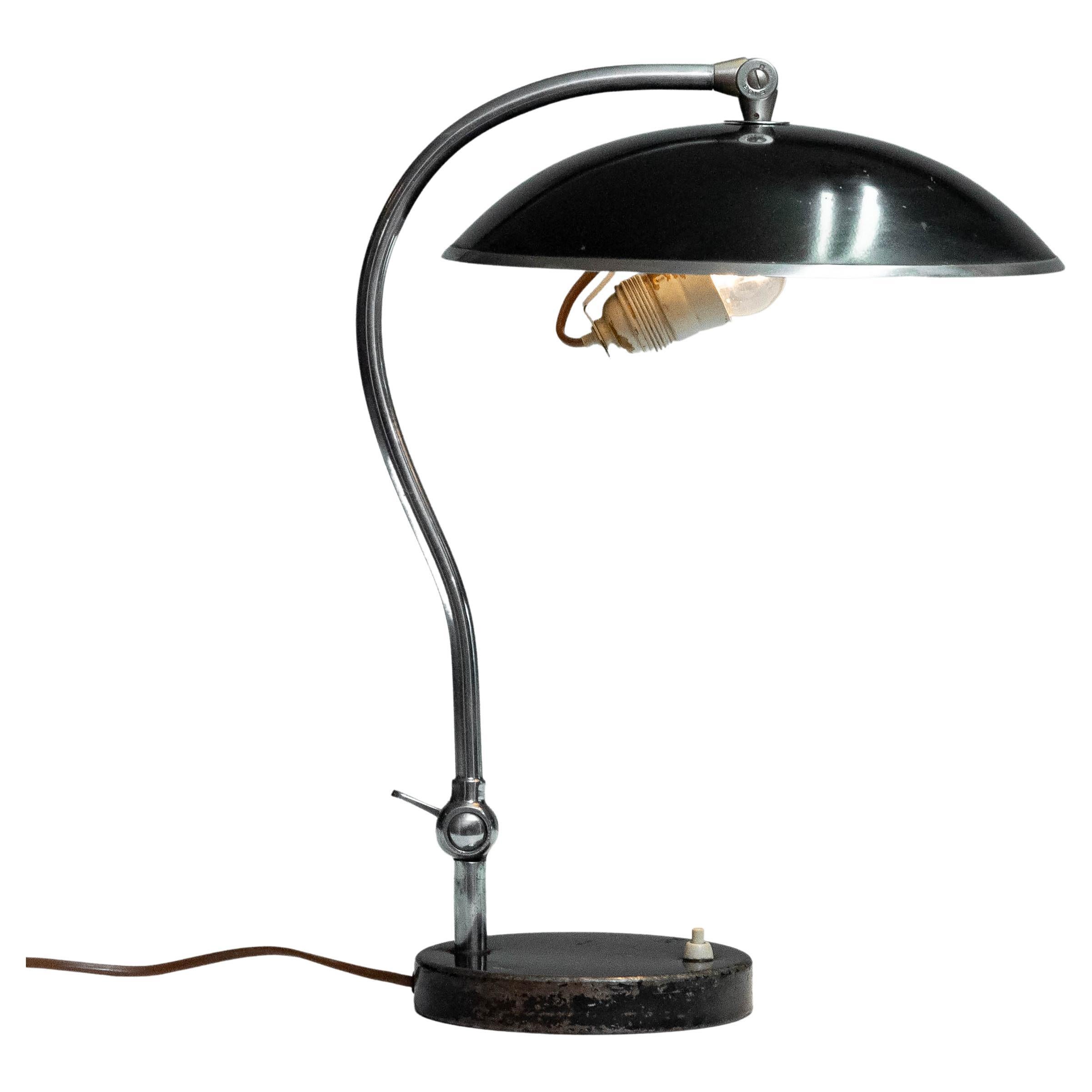 Belle et originale lampe de bureau / de table laquée noire fabriquée en Suède par Boréns Borås dans les années 1930, numéro de modèle 528. Ce modèle a inspiré d'autres sociétés qui se sont inspirées de cette lampe de bureau/de table de style