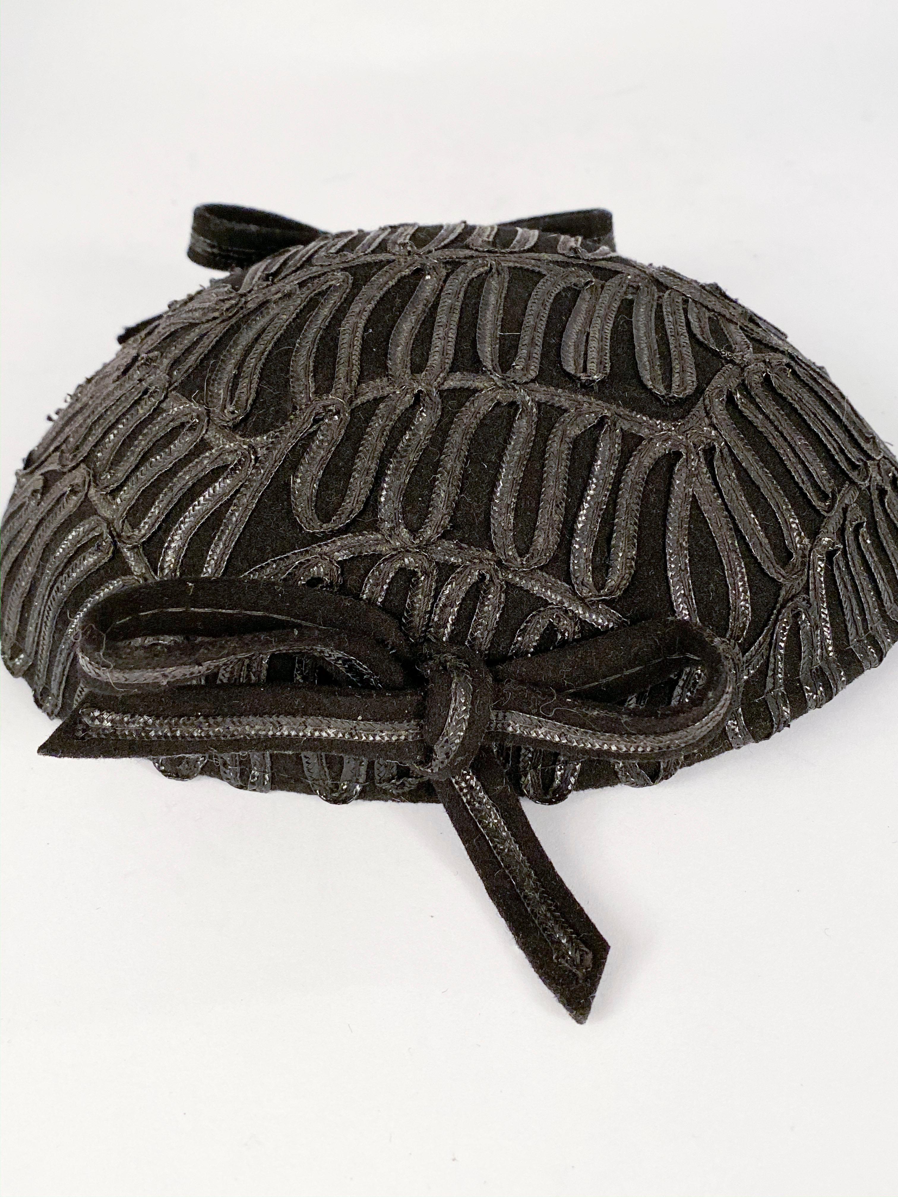 1930s Black Evening Hat With Raffia Decoration In Good Condition For Sale In San Francisco, CA