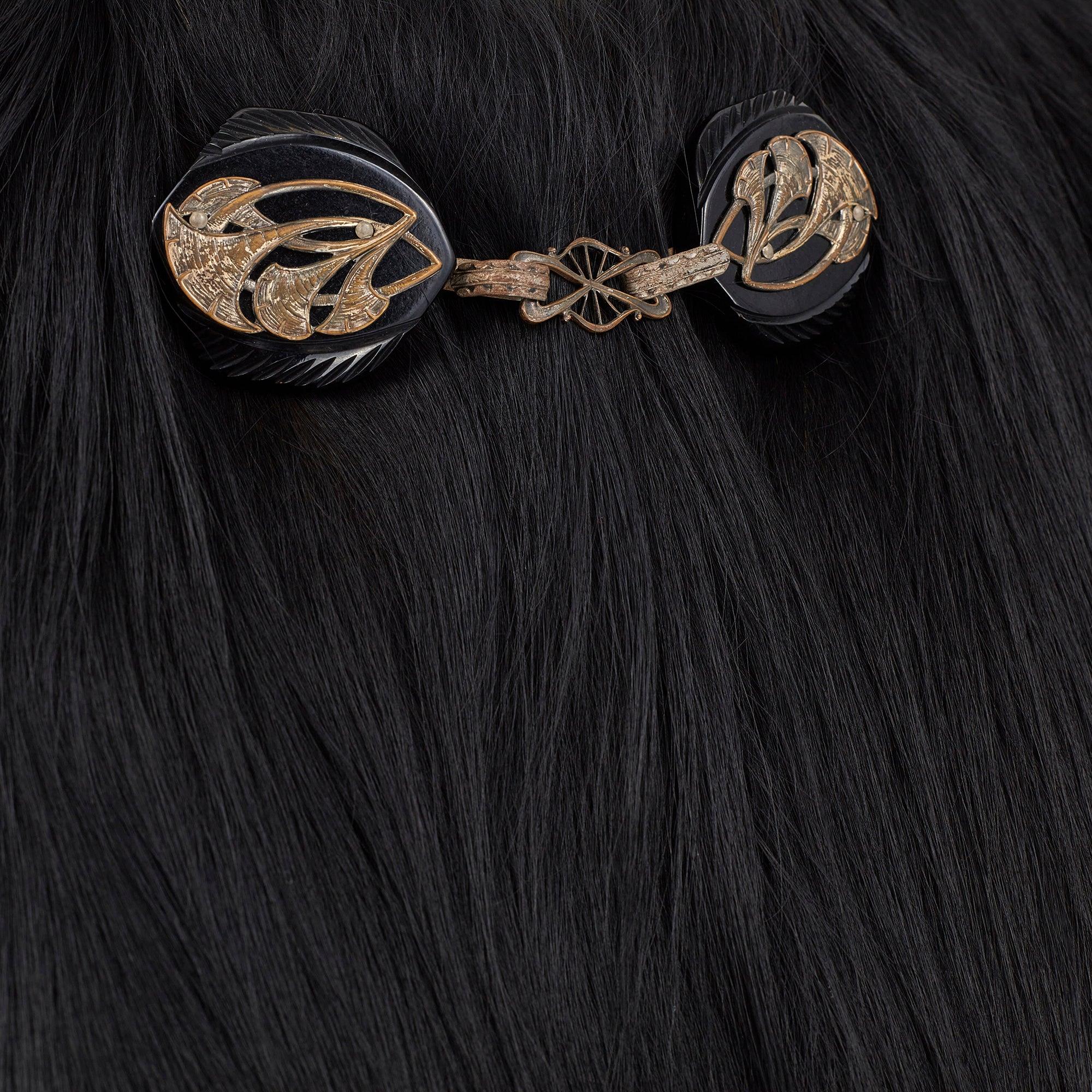 Giacca in pelliccia nera anni '30 con fibbia ornamentale In condizioni ottime in vendita a London, GB