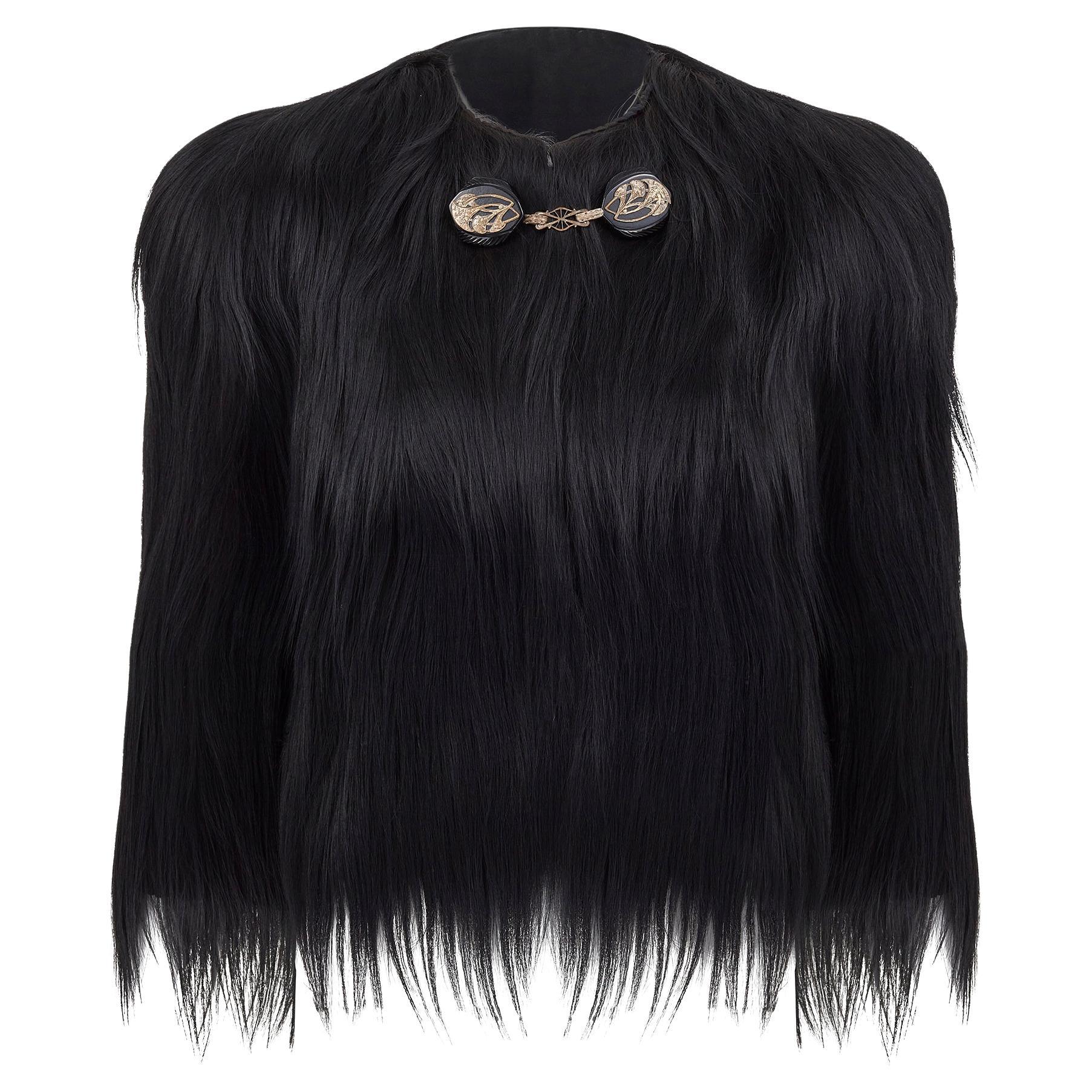 Veste en fourrure noire avec boucle ornementale des années 1930