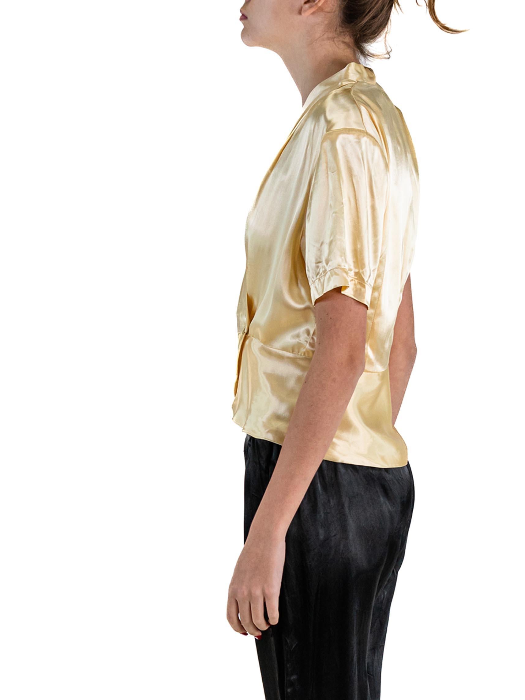 Le pantalon est élastique dans le dos.  Pyjama de salon 1930S en soie crêpe noir et or, dos en satin jacquard accentué 