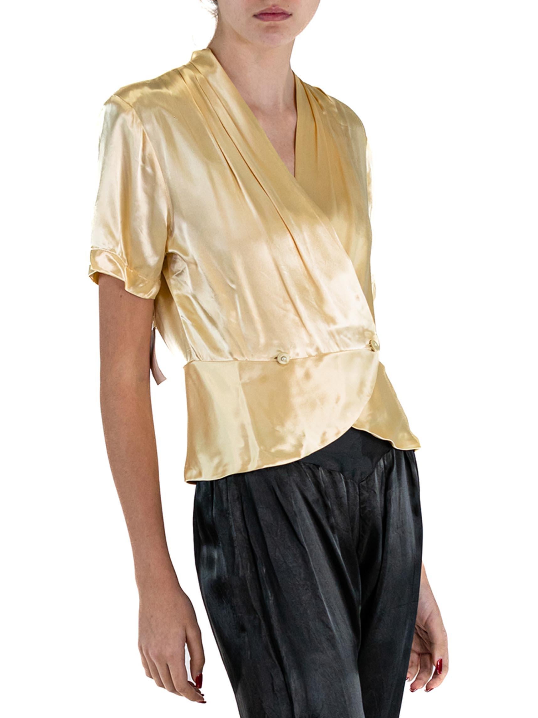 Pyjama de salon 1930S en soie crêpe noir et or, dos en satin jacquard accentué Pour femmes en vente