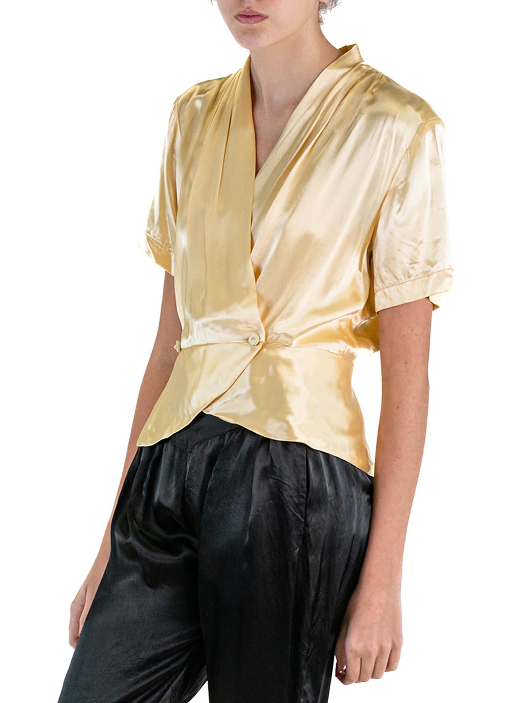 Pyjama de salon 1930S en soie crêpe noir et or, dos en satin jacquard accentué en vente 1