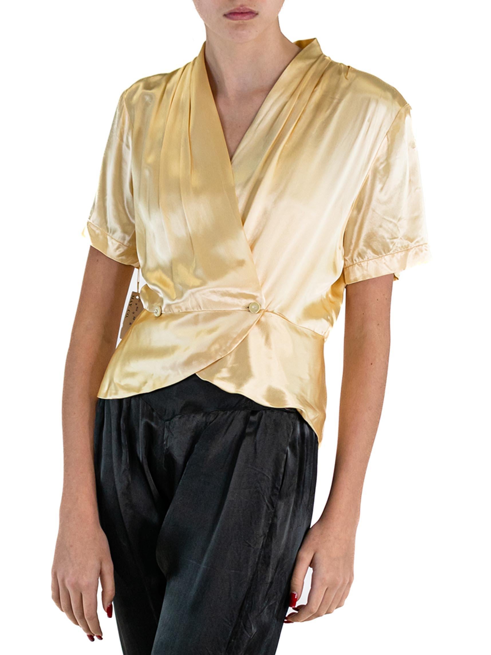 Pyjama de salon 1930S en soie crêpe noir et or, dos en satin jacquard accentué en vente 4