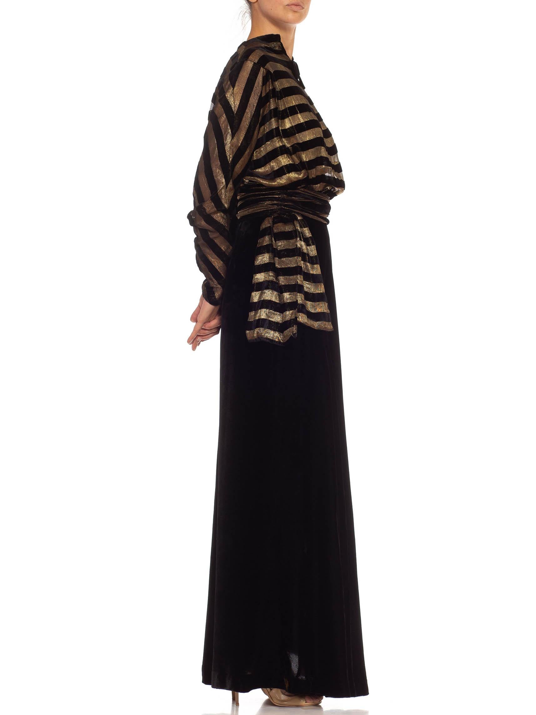 Noir Robe de couture française en velours de soie noir et or des années 1930 en vente