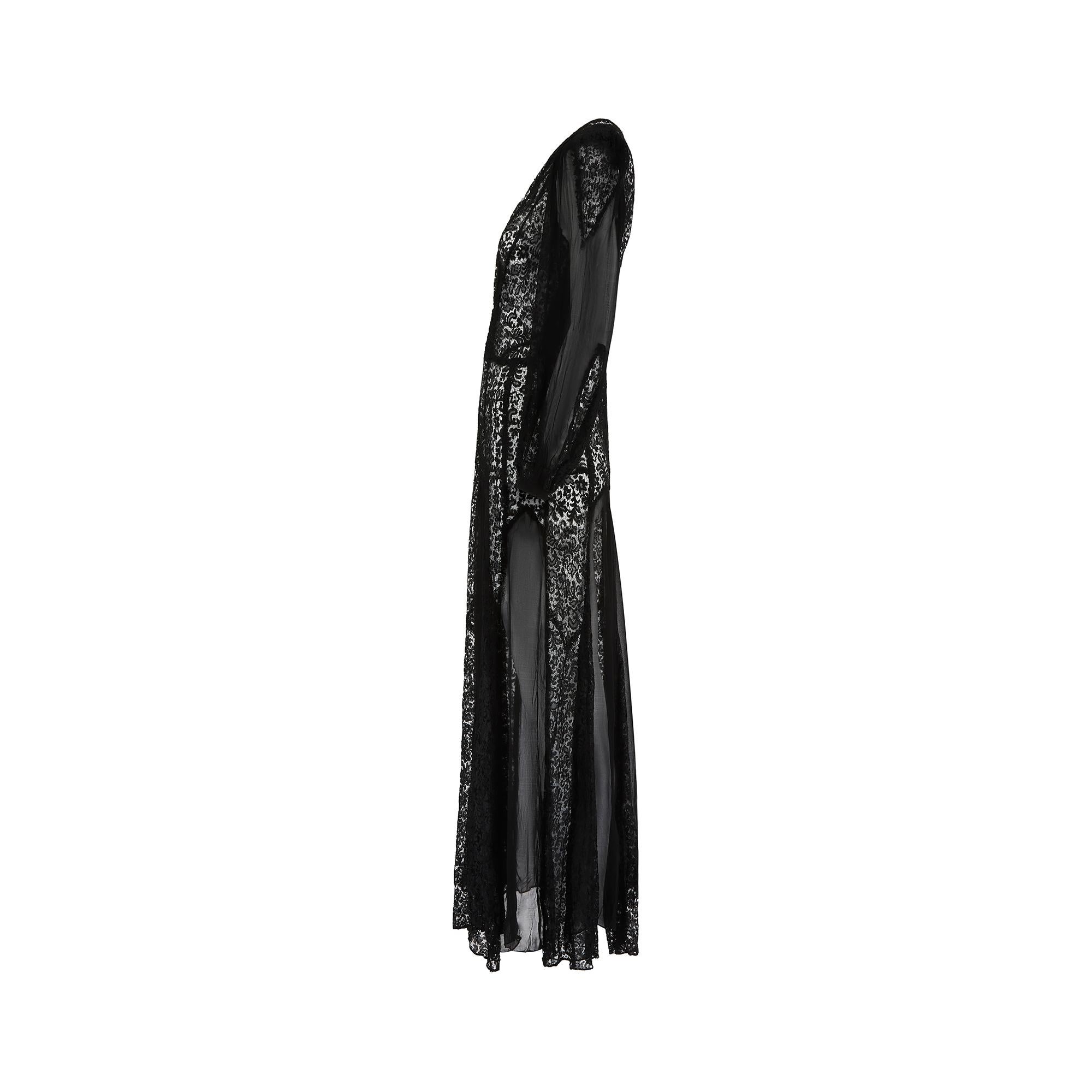 Dieses hochromantische Kleid wurde in den späten 1930er Jahren gefertigt und ist von atemberaubender Qualität. Abendkleider aus dieser Zeit sind sehr begehrt, vor allem, wenn sie sich in einem so seltenen, ausgezeichneten Zustand befinden. Das