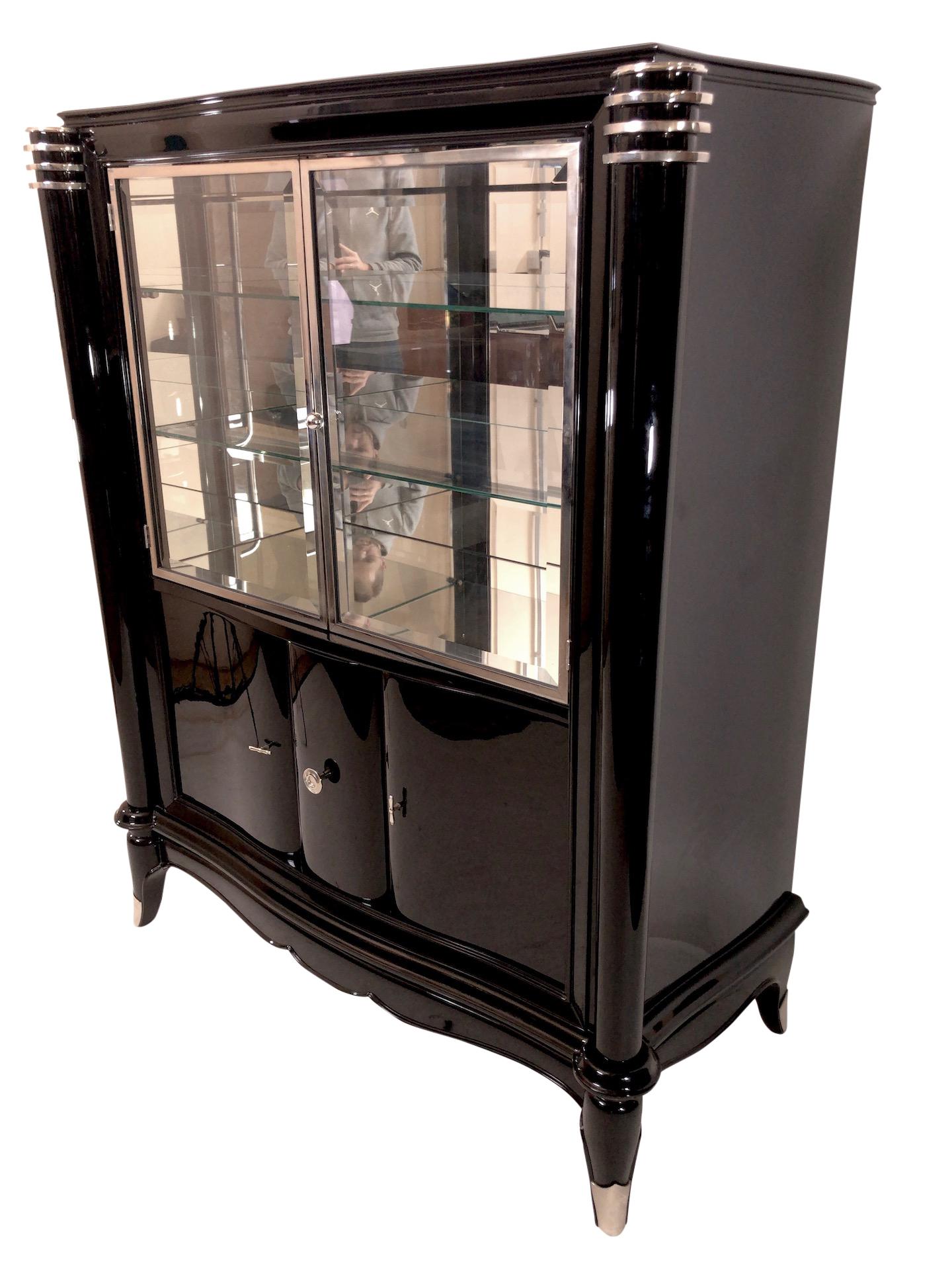 1930s Black Piano Lacquer Vitrine with Dry Bar Original French Art Deco In Good Condition For Sale In Baden-Baden, Baden-Württemberg