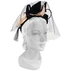 Chapeau de cocktail noir sculpté des années 1930 avec nœuds en satin et filet