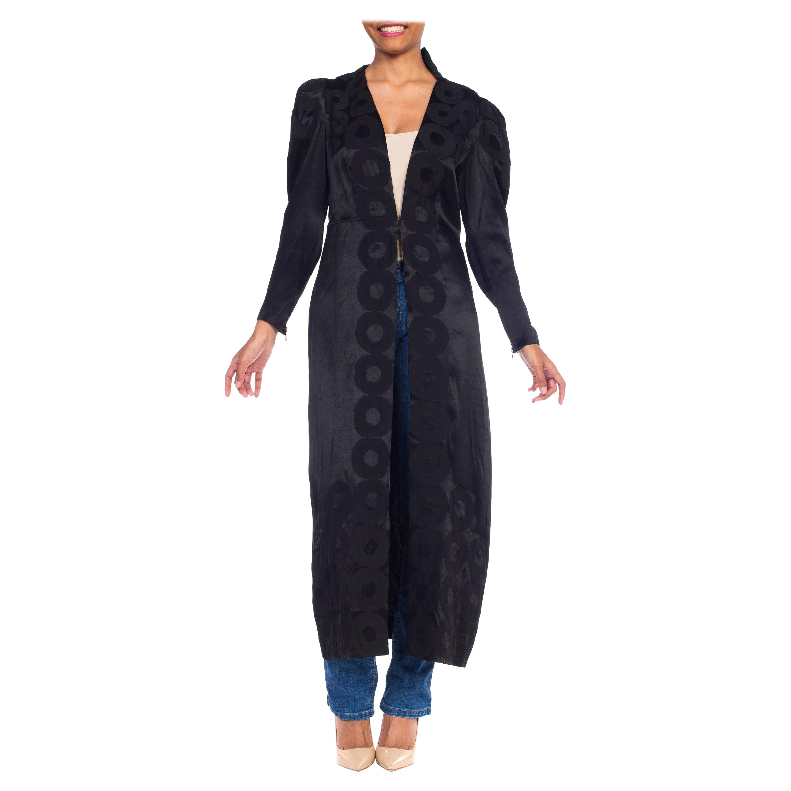 1930S Robe de soirée en Charmeuse de soie noire Art Déco Appliqué Circles & Winged Collar en vente