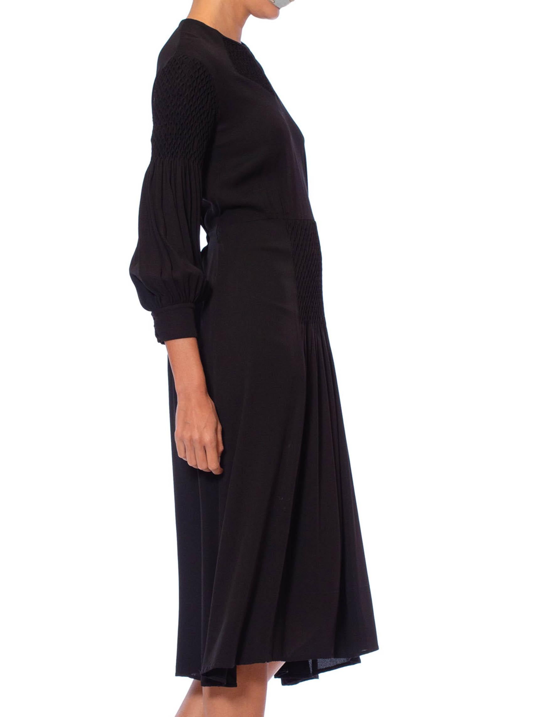 Robe Boho à manches longues en crêpe de Chine noir des années 1930, smockée à la main Bon état - En vente à New York, NY