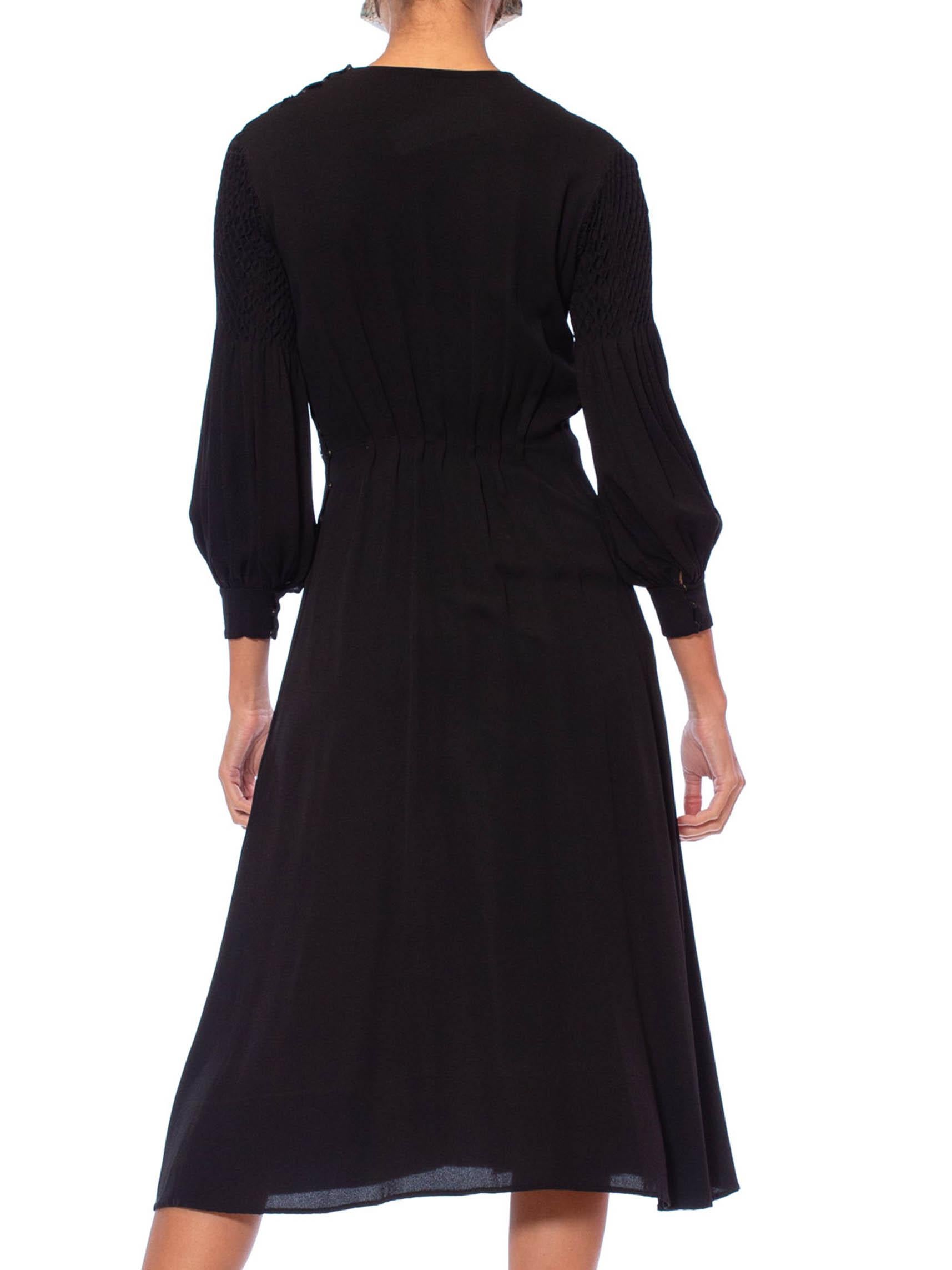 Robe Boho à manches longues en crêpe de Chine noir des années 1930, smockée à la main en vente 5