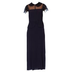 Schwarzes Seidenkrepp-Jacquard-Kleid aus den 1930er Jahren mit transparentem Netzpassepartout und Rüschenärmeln aus Spitze