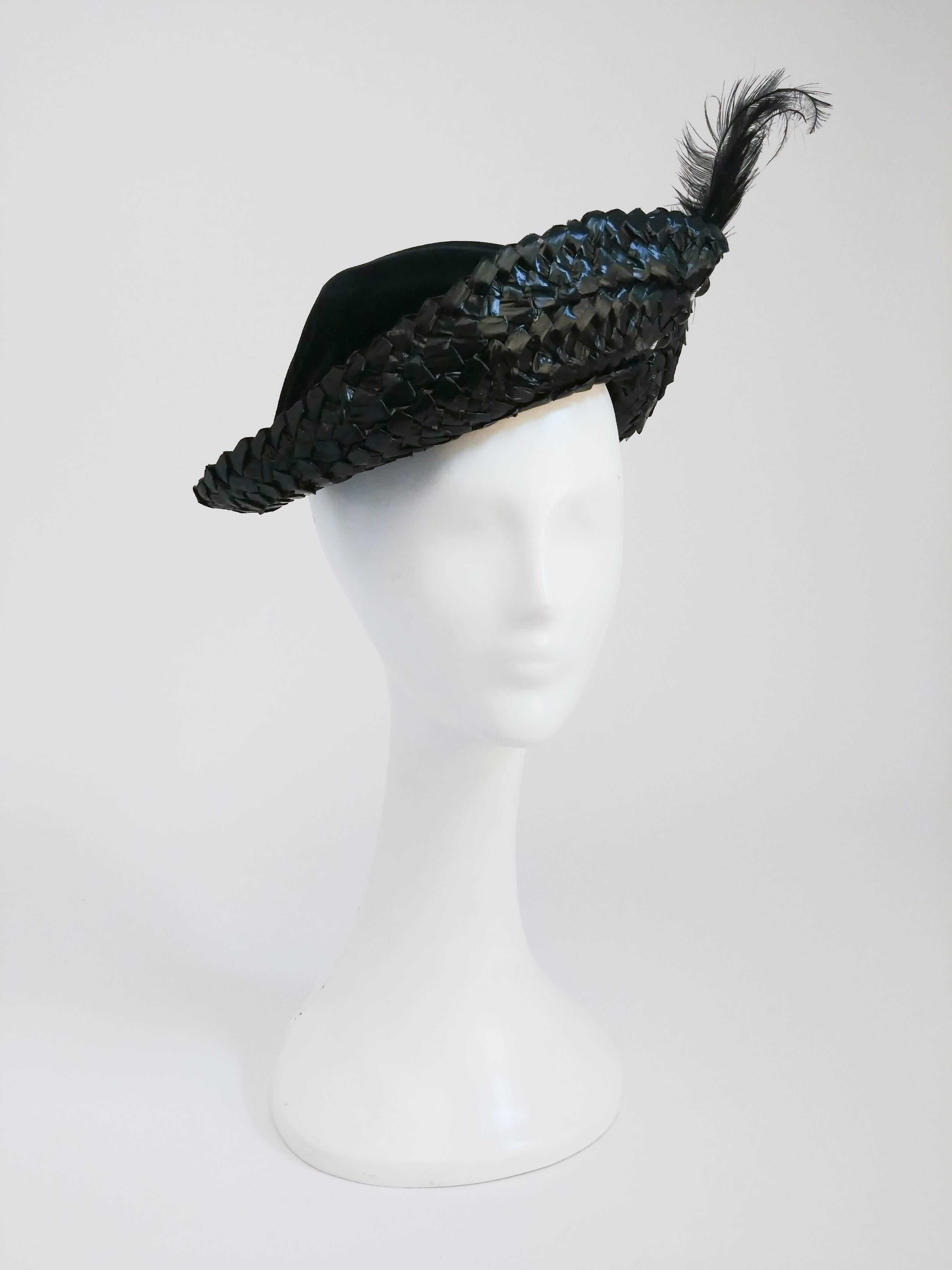 1930's Black Silk Velvet and Raffia Hat In Good Condition For Sale In San Francisco, CA