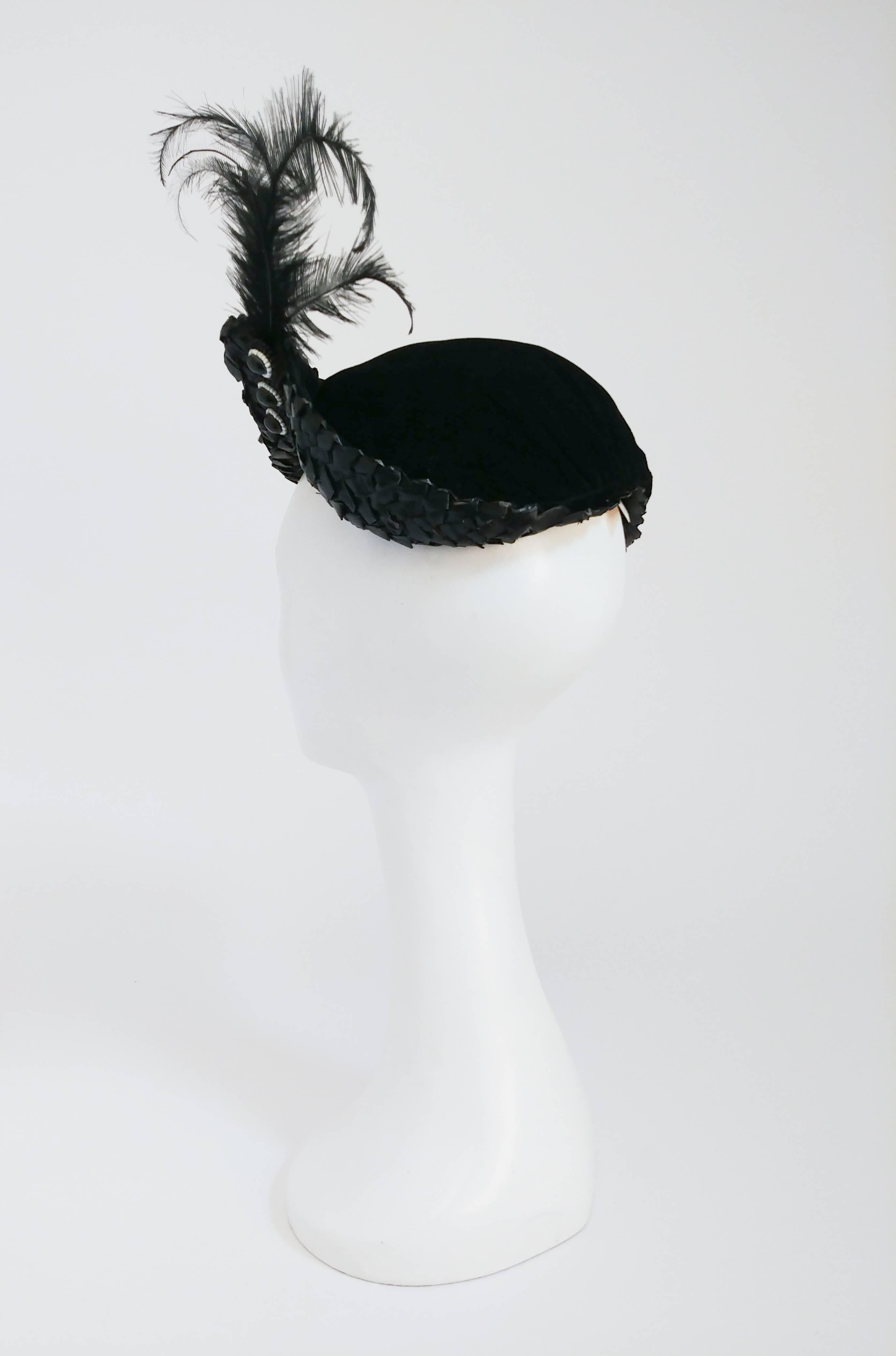 1930's Black Silk Velvet and Raffia Hat For Sale 2