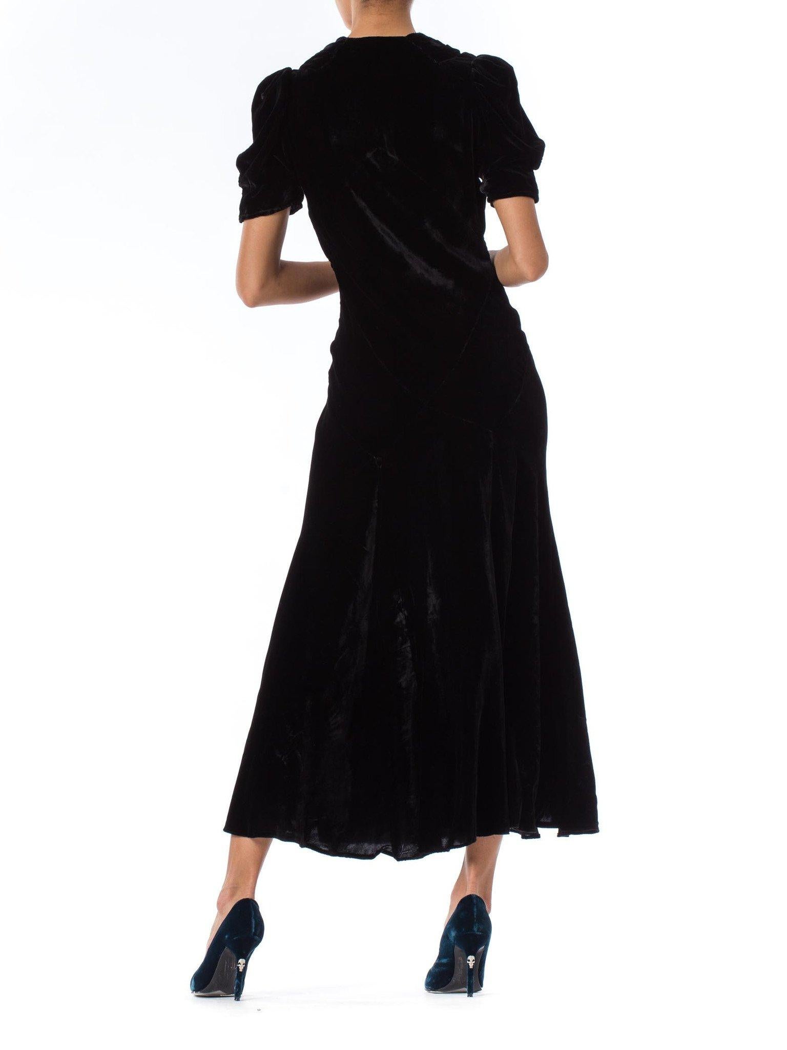 1930S Black Silk Velvet Art-Deco Seamed Bias-Cut Cocktail Dress With Cute Puff  In Excellent Condition For Sale In New York, NY