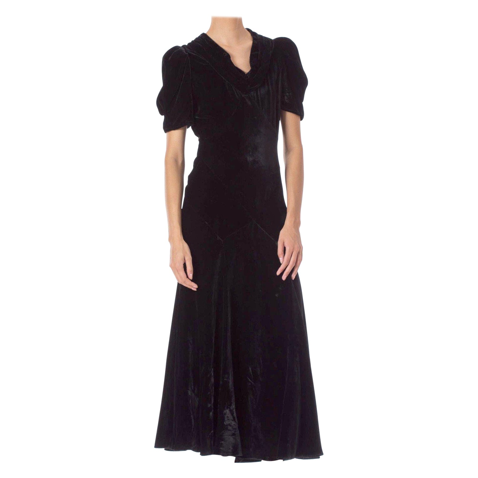 Schwarzes Art-Deco-Cocktailkleid aus Seidensamt mit schrägem Bias-Cut und Cute-Puff aus den 1930er Jahren