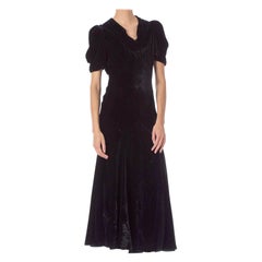 Schwarzes Art-Deco-Cocktailkleid aus Seidensamt mit schrägem Bias-Cut und Cute-Puff aus den 1930er Jahren