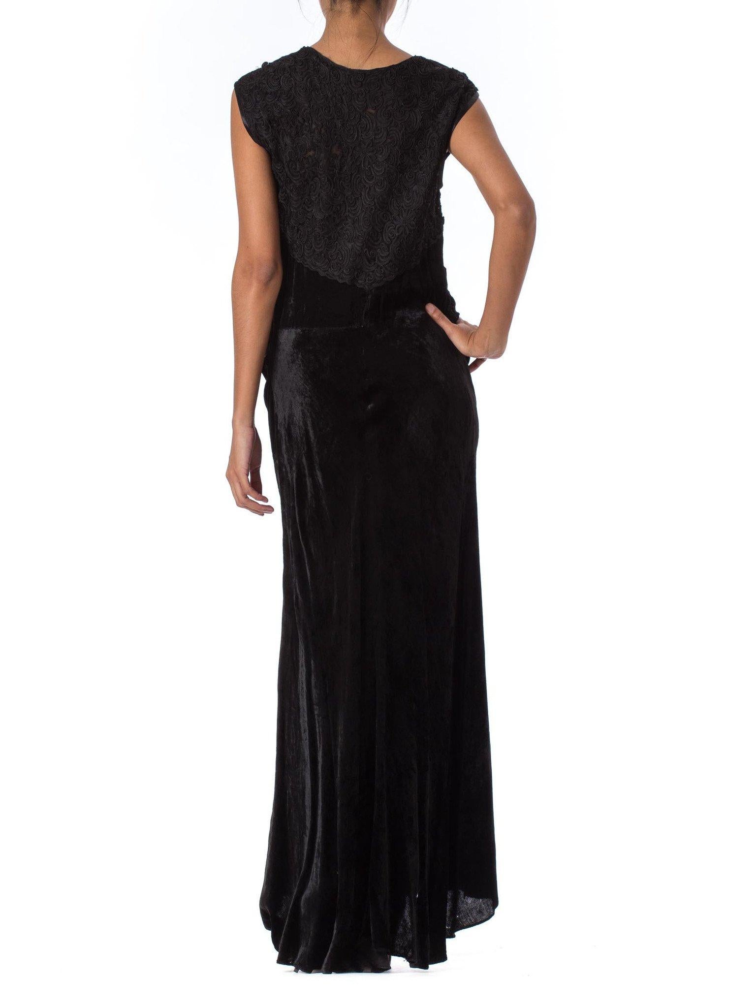 1930S Black Silk Velvet Bias-Cut Gown With Slight Train & Embroidered Lace Bodi In Excellent Condition For Sale In New York, NY