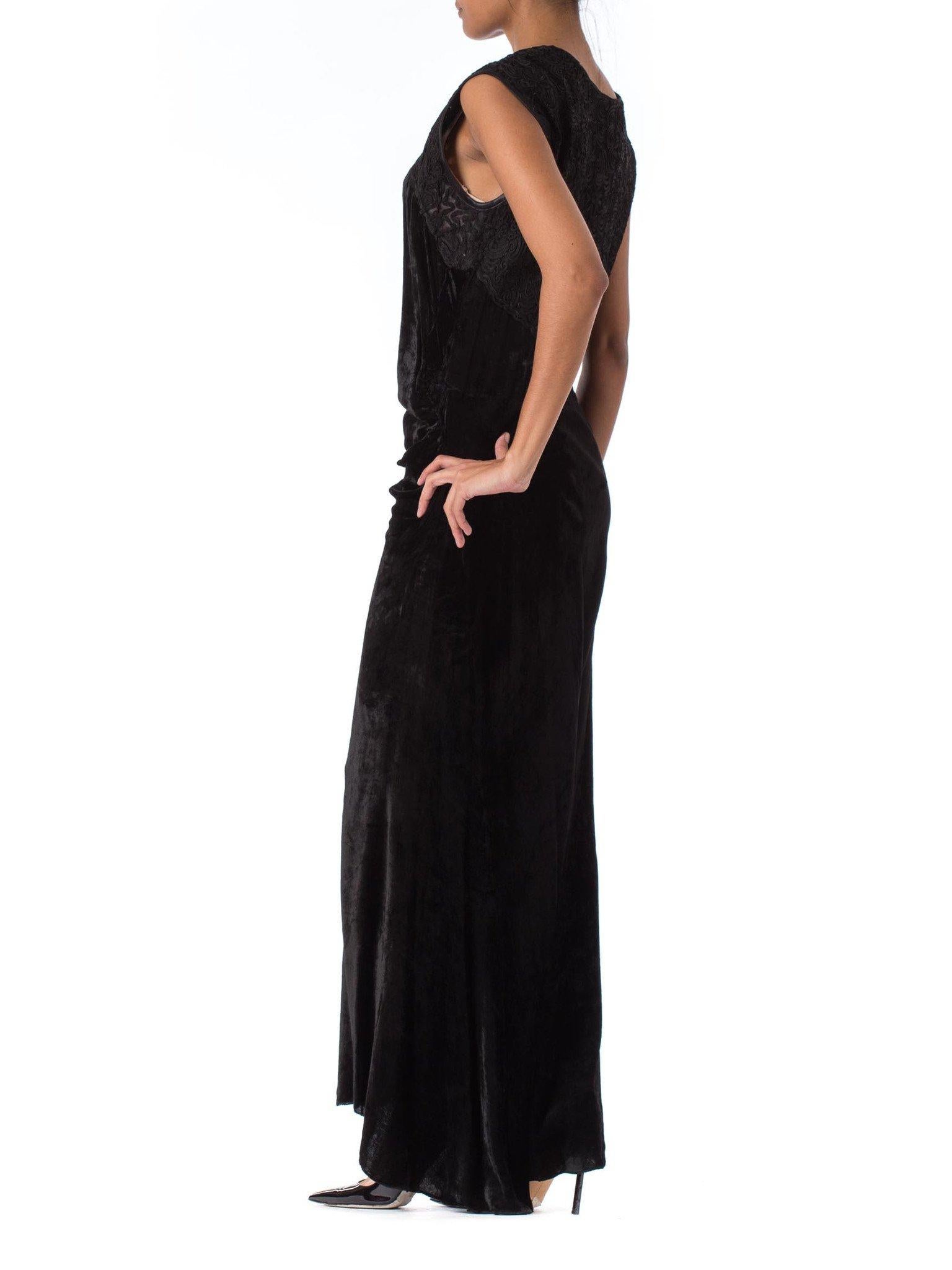 Schwarzes Seidensamt-Kleid aus den 1930er Jahren mit Schrägschnitt, leichter Schleppe und besticktem Spitzenmieder Damen im Angebot
