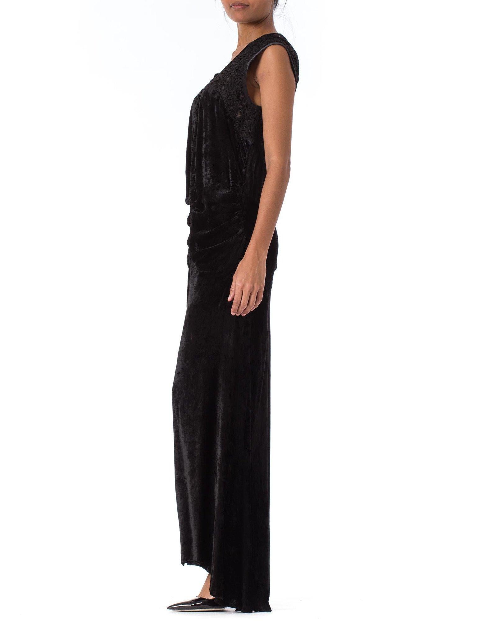 Schwarzes Seidensamt-Kleid aus den 1930er Jahren mit Schrägschnitt, leichter Schleppe und besticktem Spitzenmieder im Angebot 1