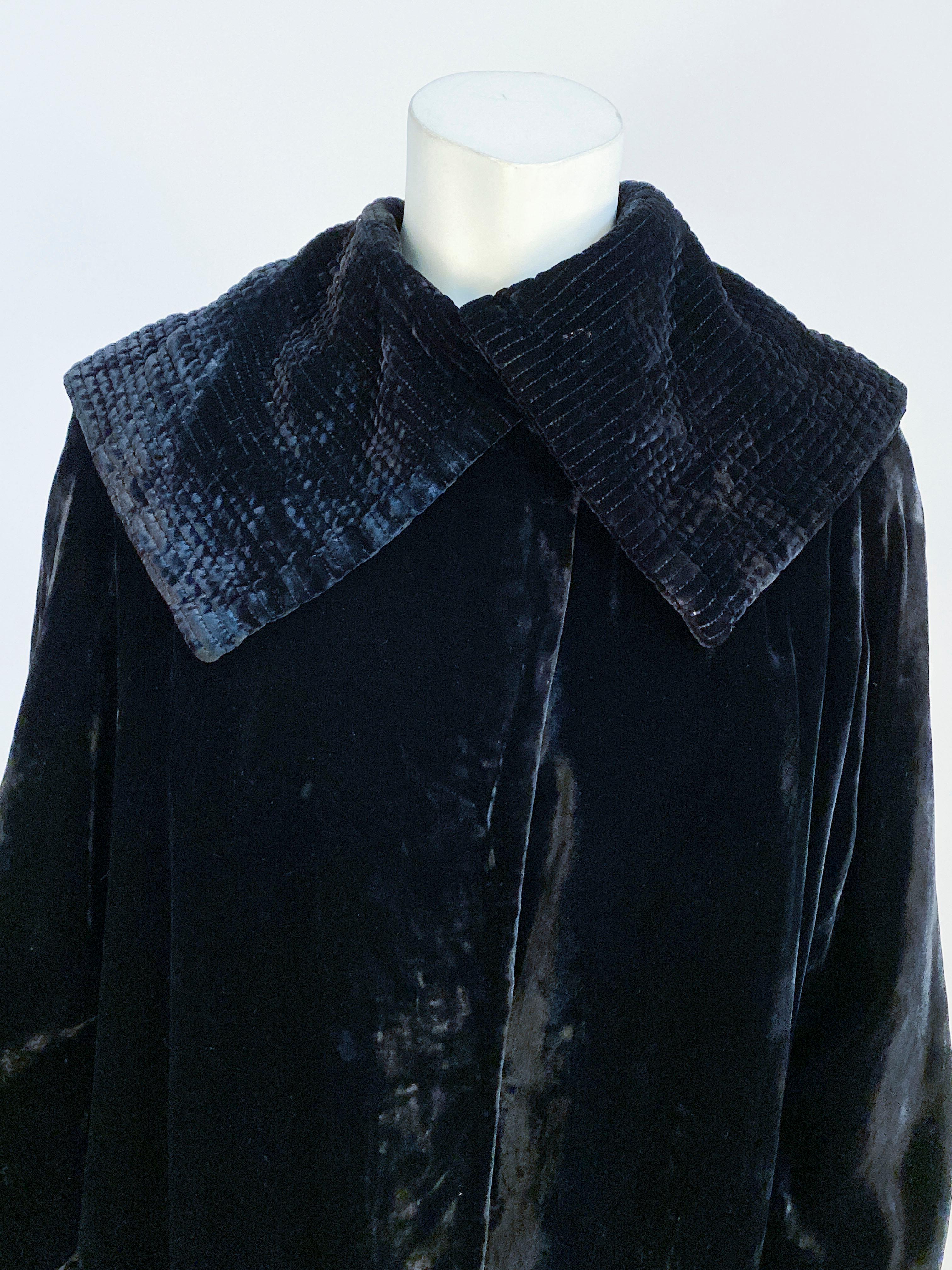 Noir Manteau en velours de soie noir des années 1930 avec grand col en vente