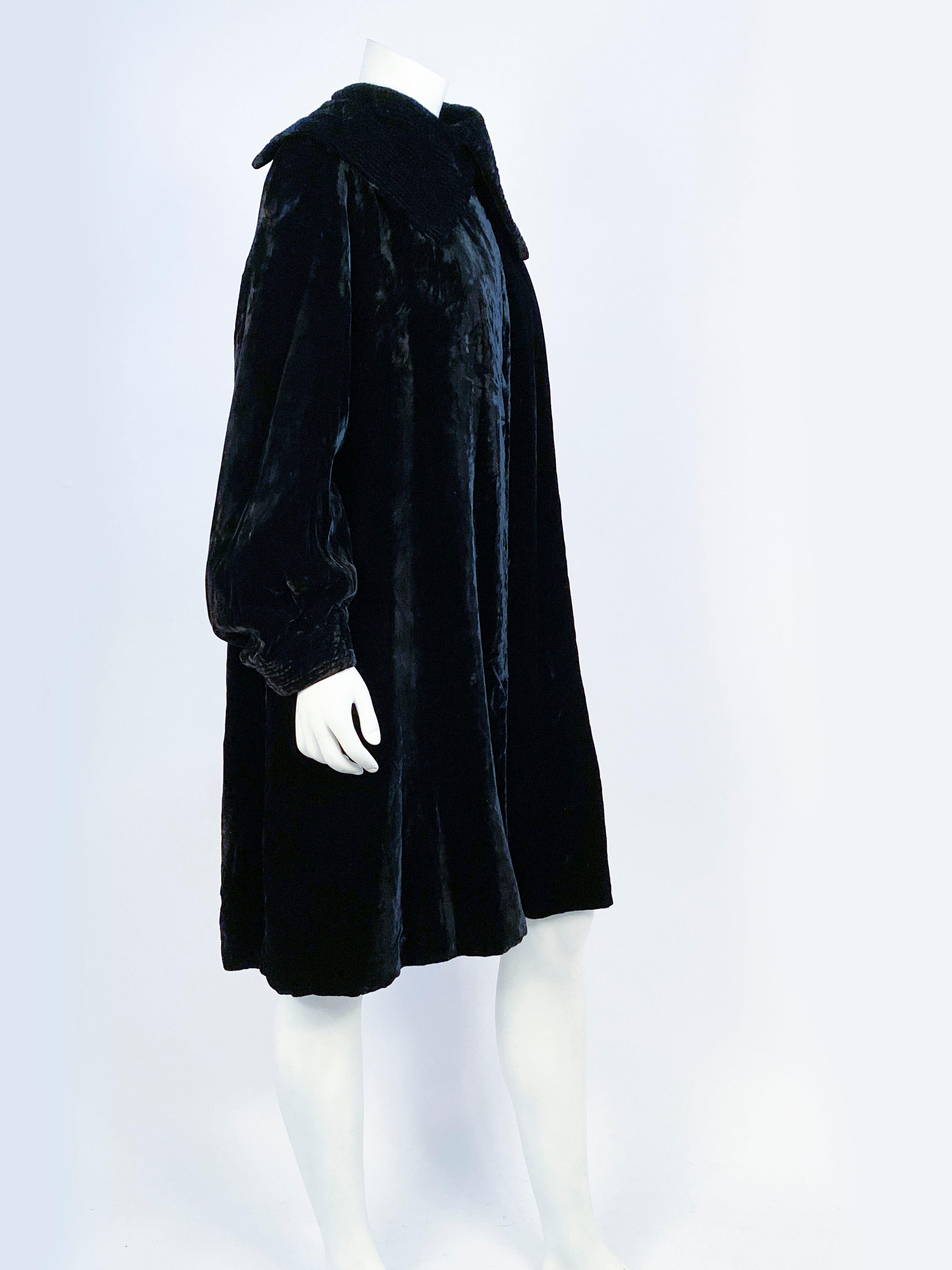 Manteau en velours de soie noir des années 1930 avec grand col Bon état - En vente à San Francisco, CA