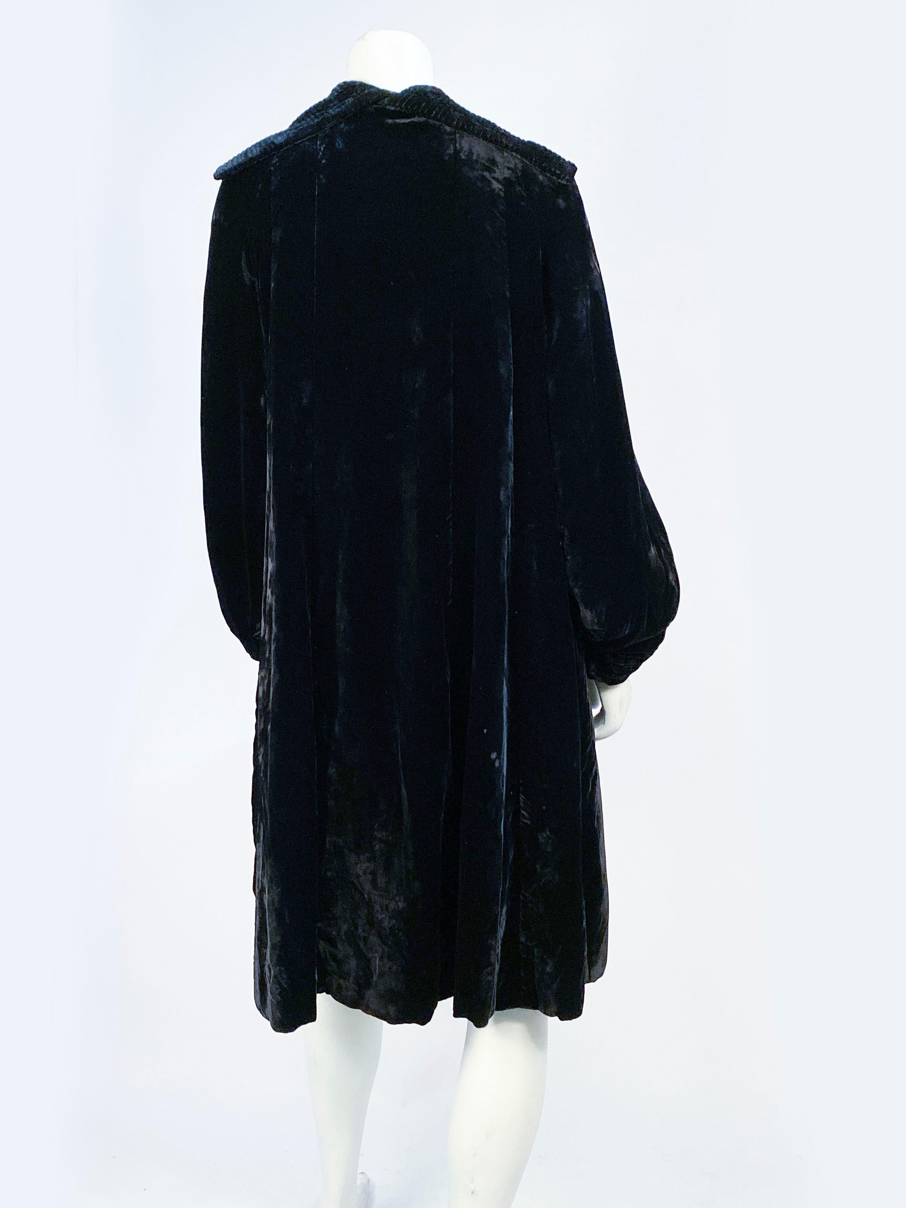 Manteau en velours de soie noir des années 1930 avec grand col en vente 1