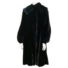 Manteau en velours de soie noir des années 1930 avec grand col