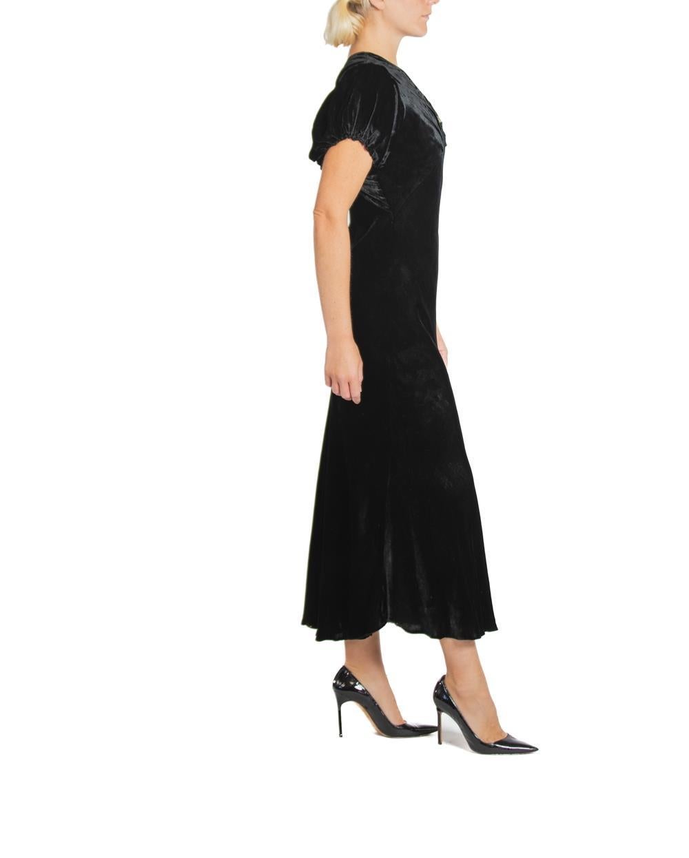 Schwarzes Seidensamtkleid aus den 1930er Jahren mit Art-déco-Details Damen im Angebot