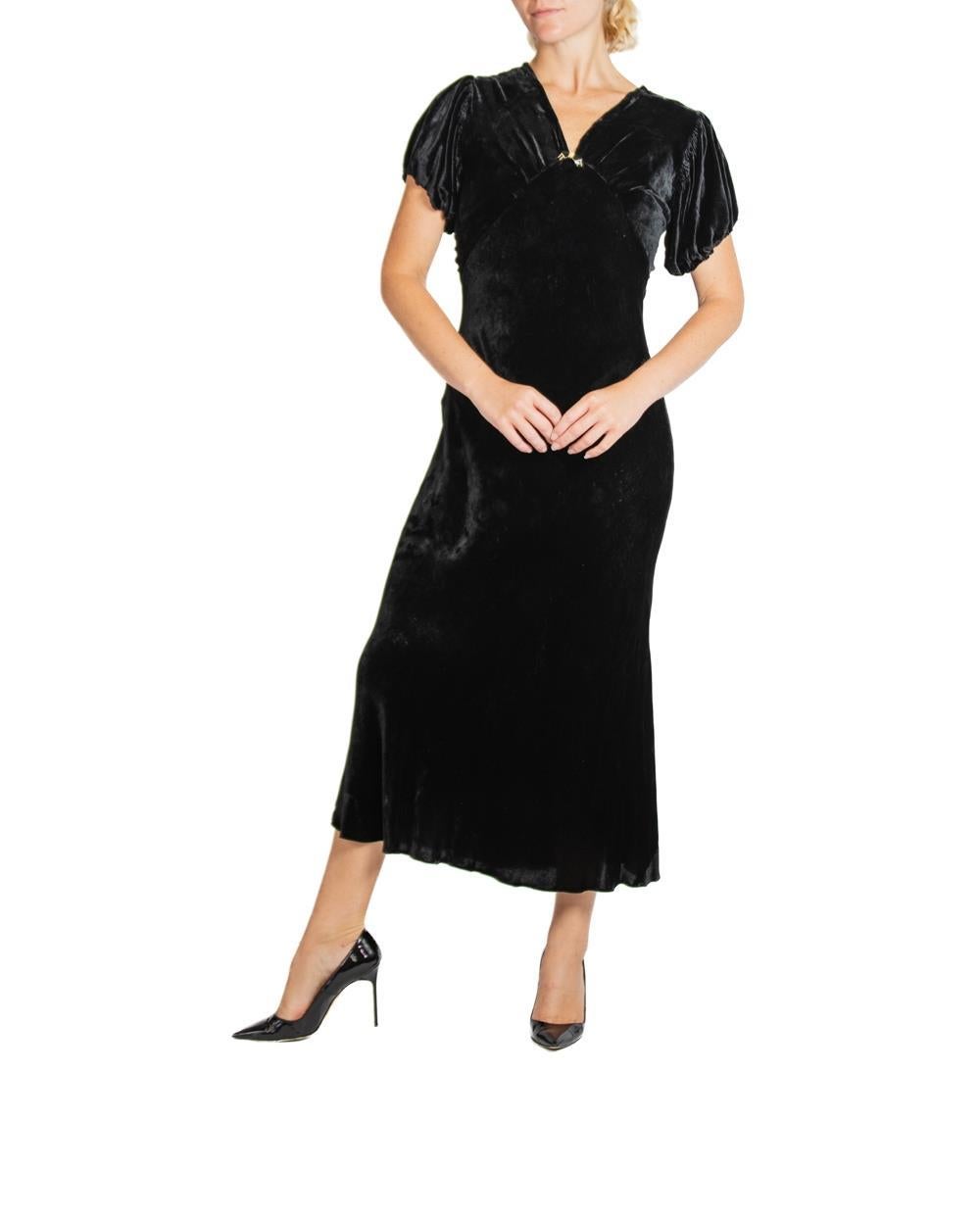 Schwarzes Seidensamtkleid aus den 1930er Jahren mit Art-déco-Details im Angebot 1