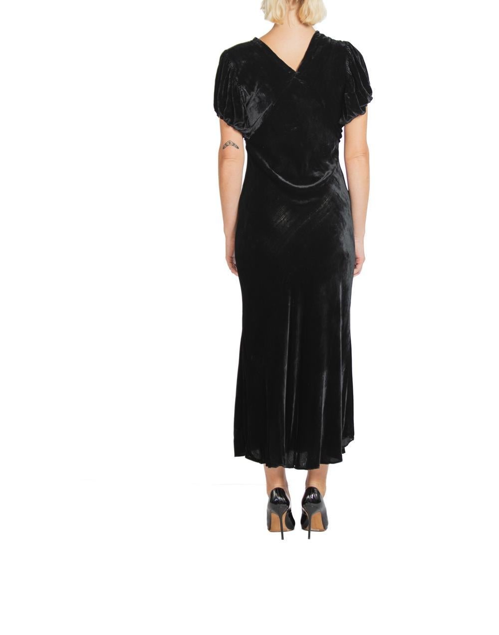 Schwarzes Seidensamtkleid aus den 1930er Jahren mit Art-déco-Details im Angebot 2