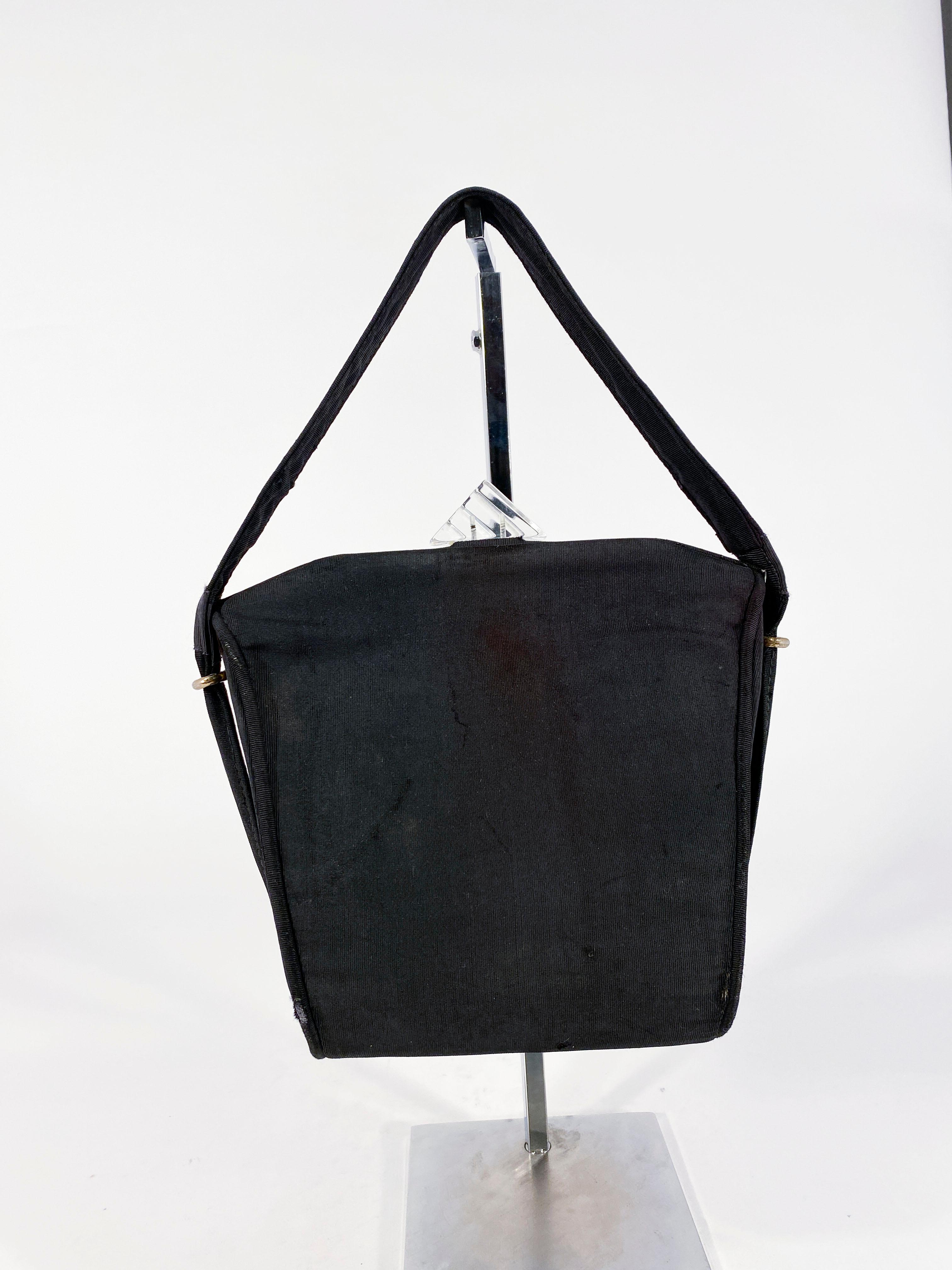 1930er Jahre Gesteppte Trapunto Handtasche aus einem schwarzen Twill Rahmen aus einem Messing. Die Oberseite des Rahmens ist mit einem klaren Art-Déco-Verschluss und extrabreiten Griffen versehen. Das Innere ist mit einem beigen, abwaschbaren