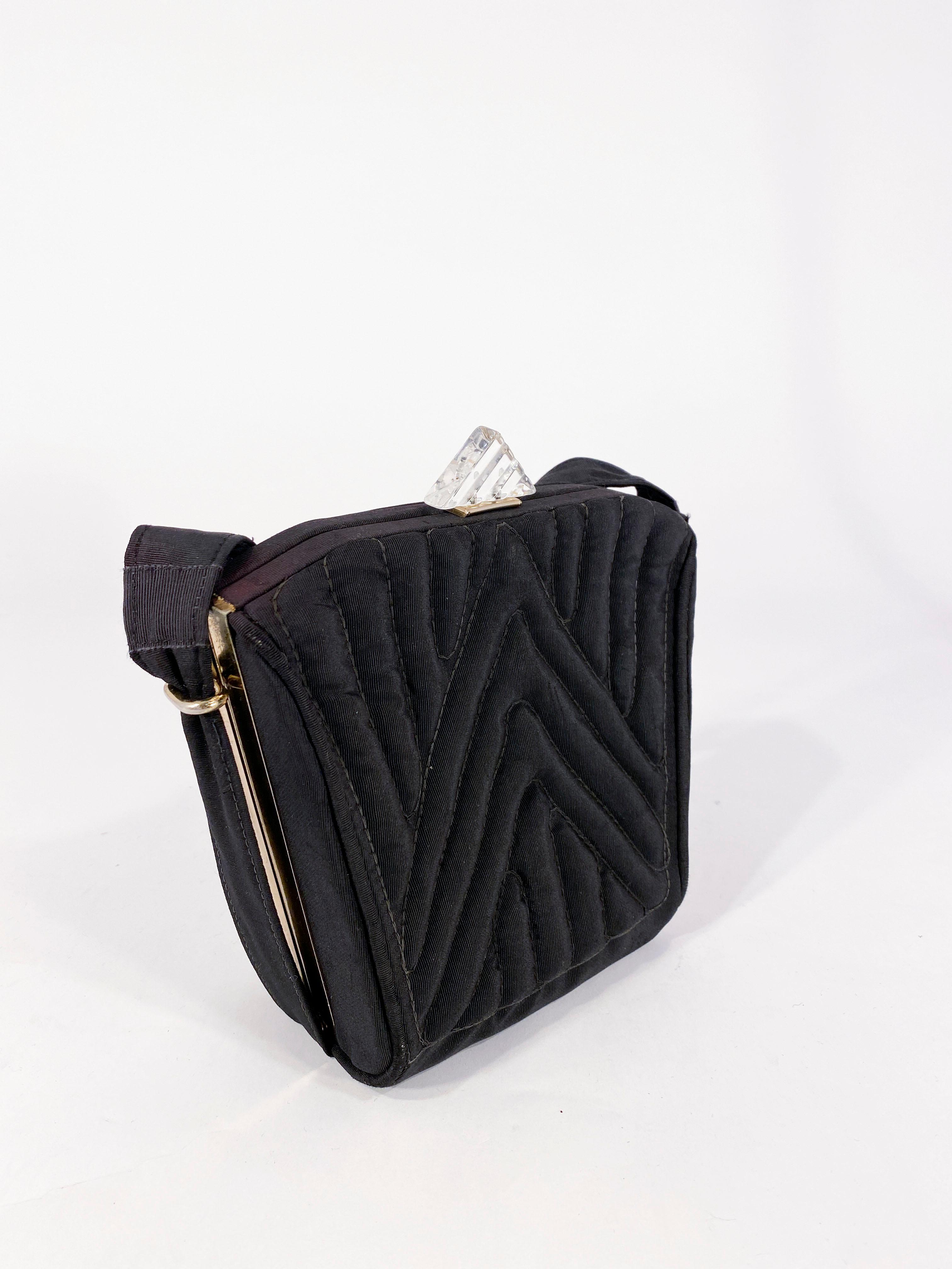 1930er Jahre Schwarze gesteppte Trapunto-Handtasche aus Twill mit Lucite-Verschluss für Damen oder Herren im Angebot